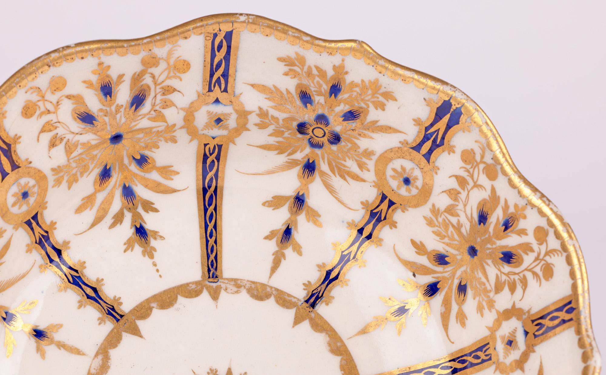 Eine sehr feine und ungewöhnliche englische Worcester First oder Dr Wall Periode Porzellanschale mit geformter Form mit fein applizierten vergoldeten und blauen Designs aus der Zeit zwischen 1751 und 1783. Die Schale steht auf einem breiten, runden
