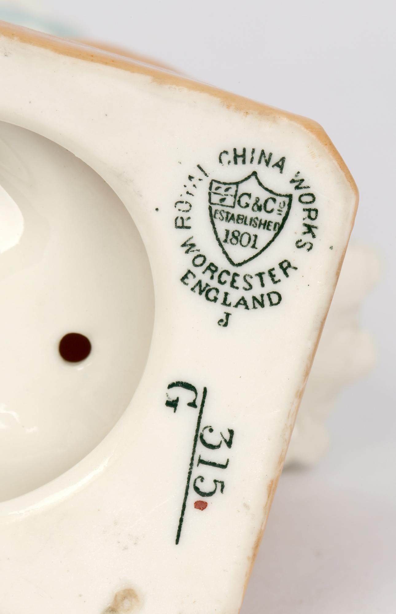 Worcester Grainger Seated Monkey Porcelain Spill Vase In Good Condition In Bishop's Stortford, Hertfordshire