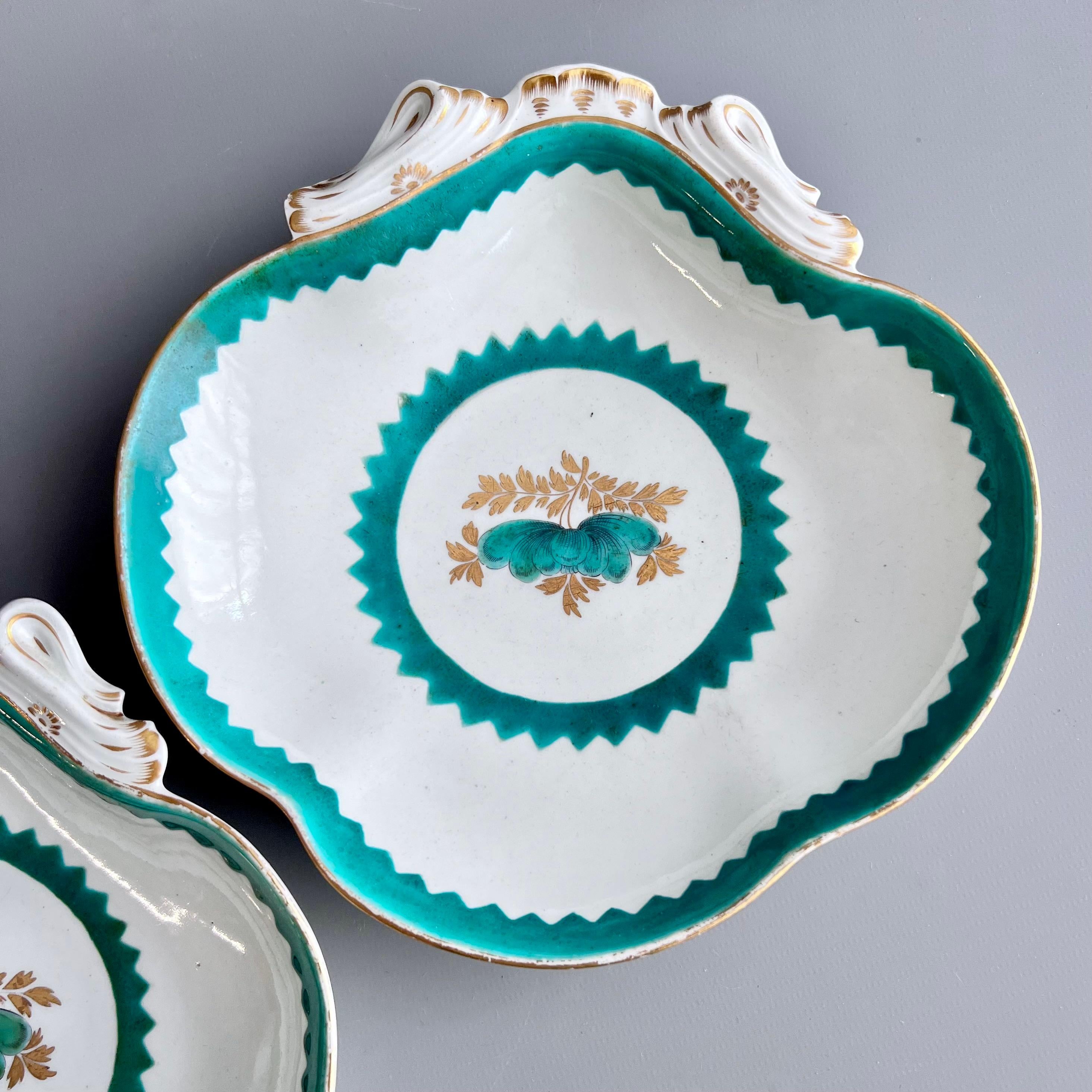 English Worcester Pair of Shell Dishes, French Green Stencil Pattern, ca 1770 For Sale