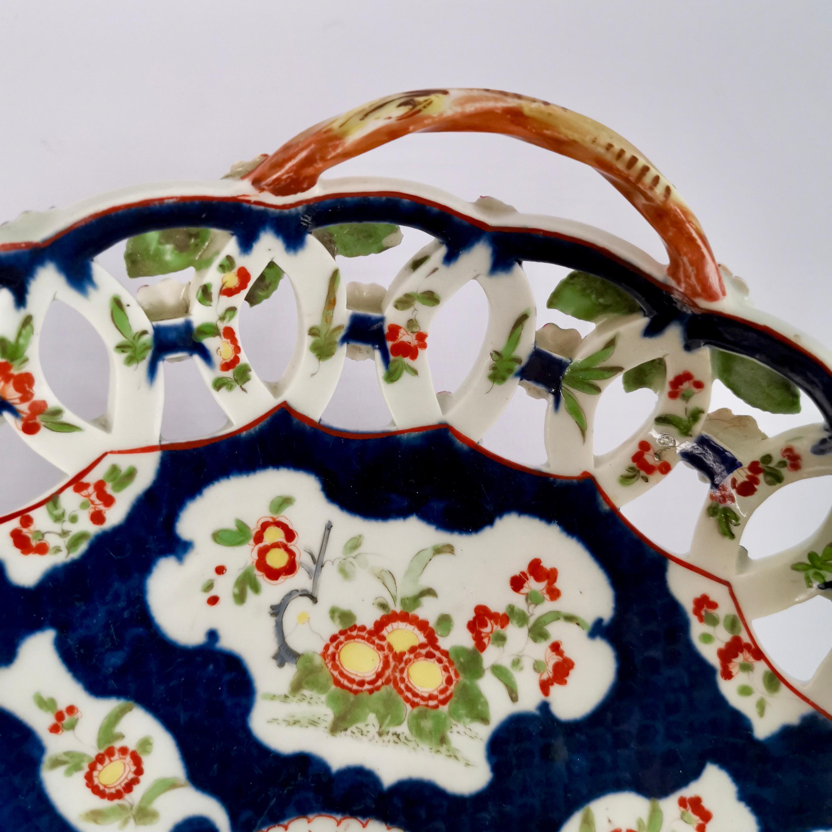 Panier en porcelaine percée de Worcester, Kakiemon japonais à écailles bleues, vers 1765 en vente 3