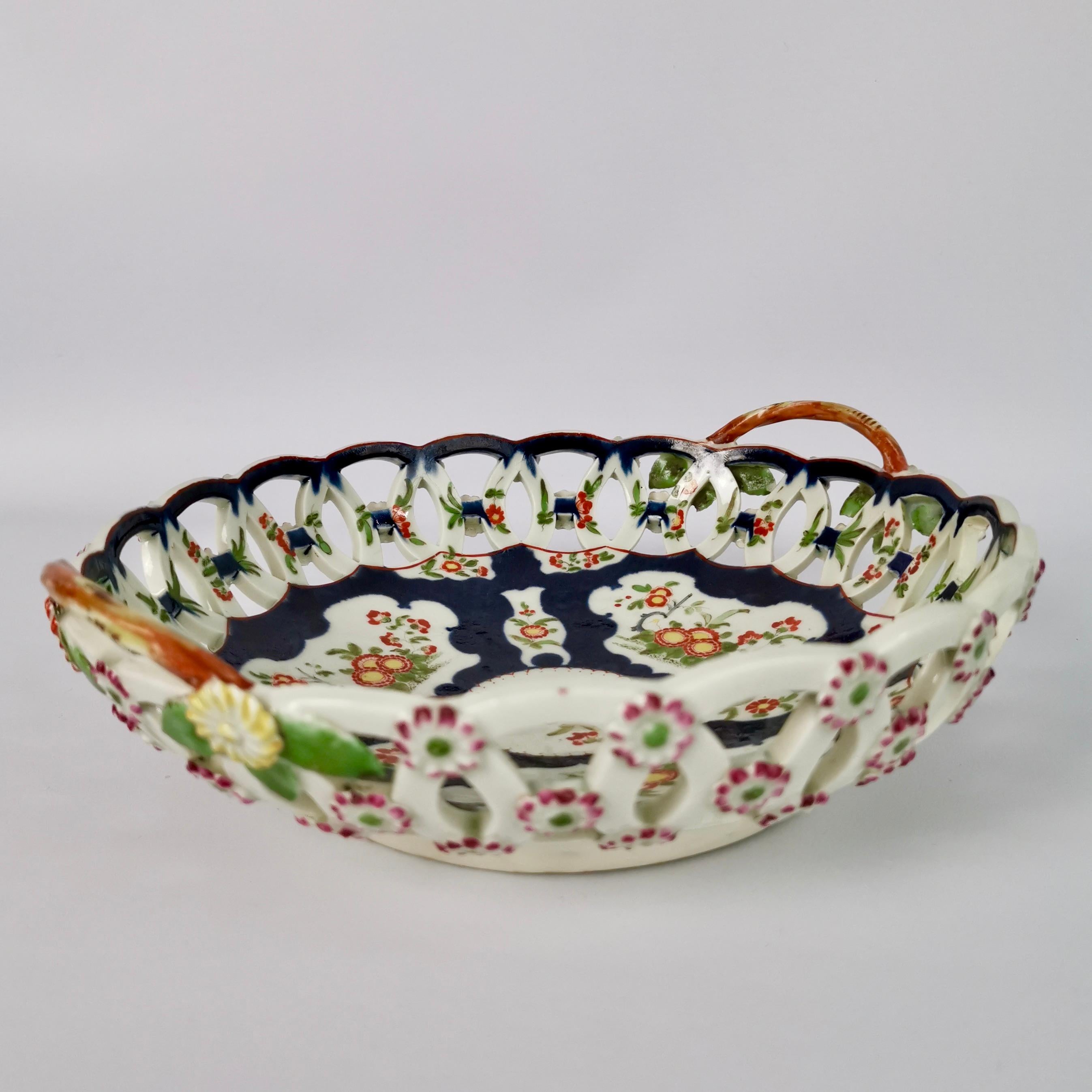 Worcester Korb aus durchbrochenem Porzellan, blaue Schuppe japanischer Kakiemon, um 1765 (George III.) im Angebot