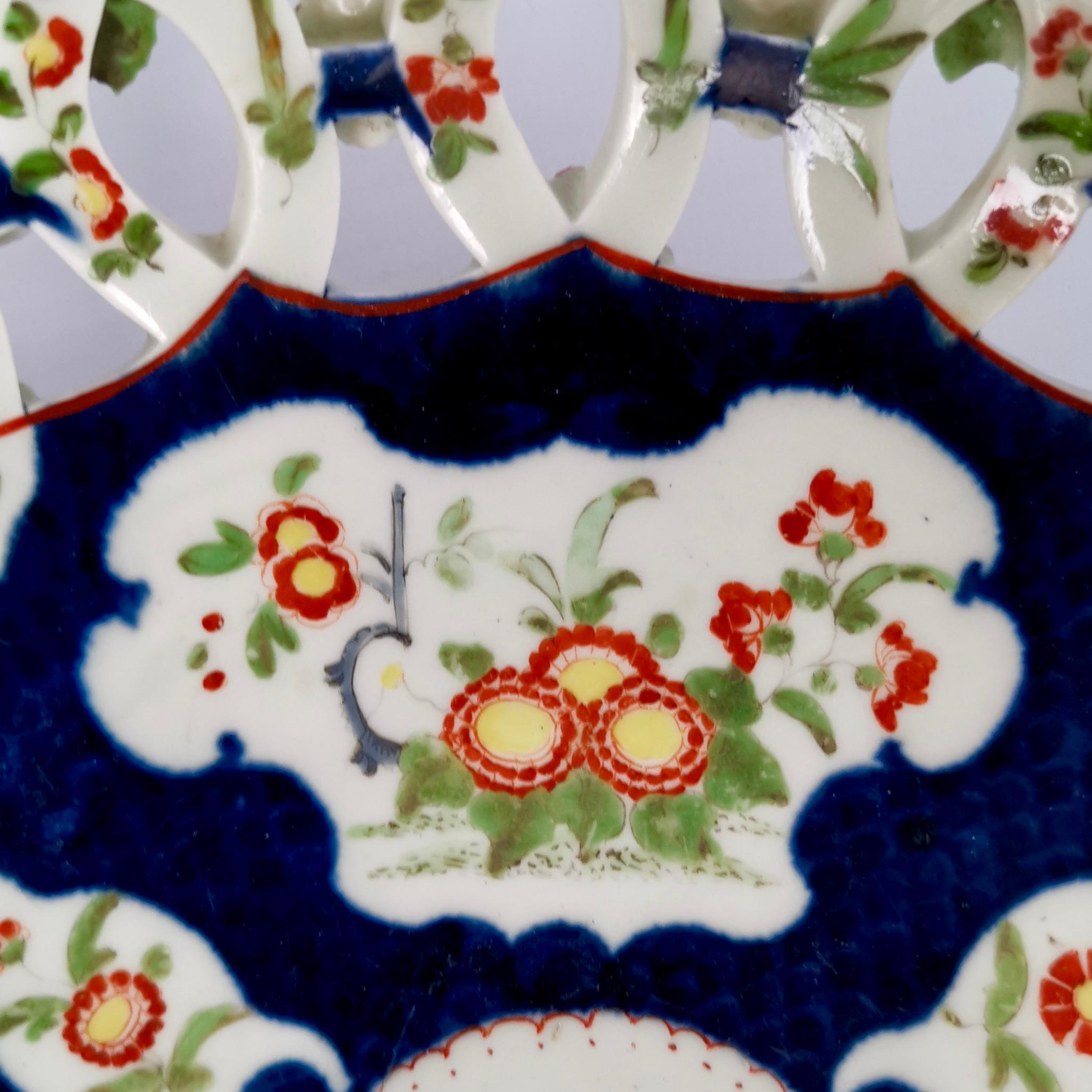Milieu du XVIIIe siècle Panier en porcelaine percée de Worcester, Kakiemon japonais à écailles bleues, vers 1765 en vente