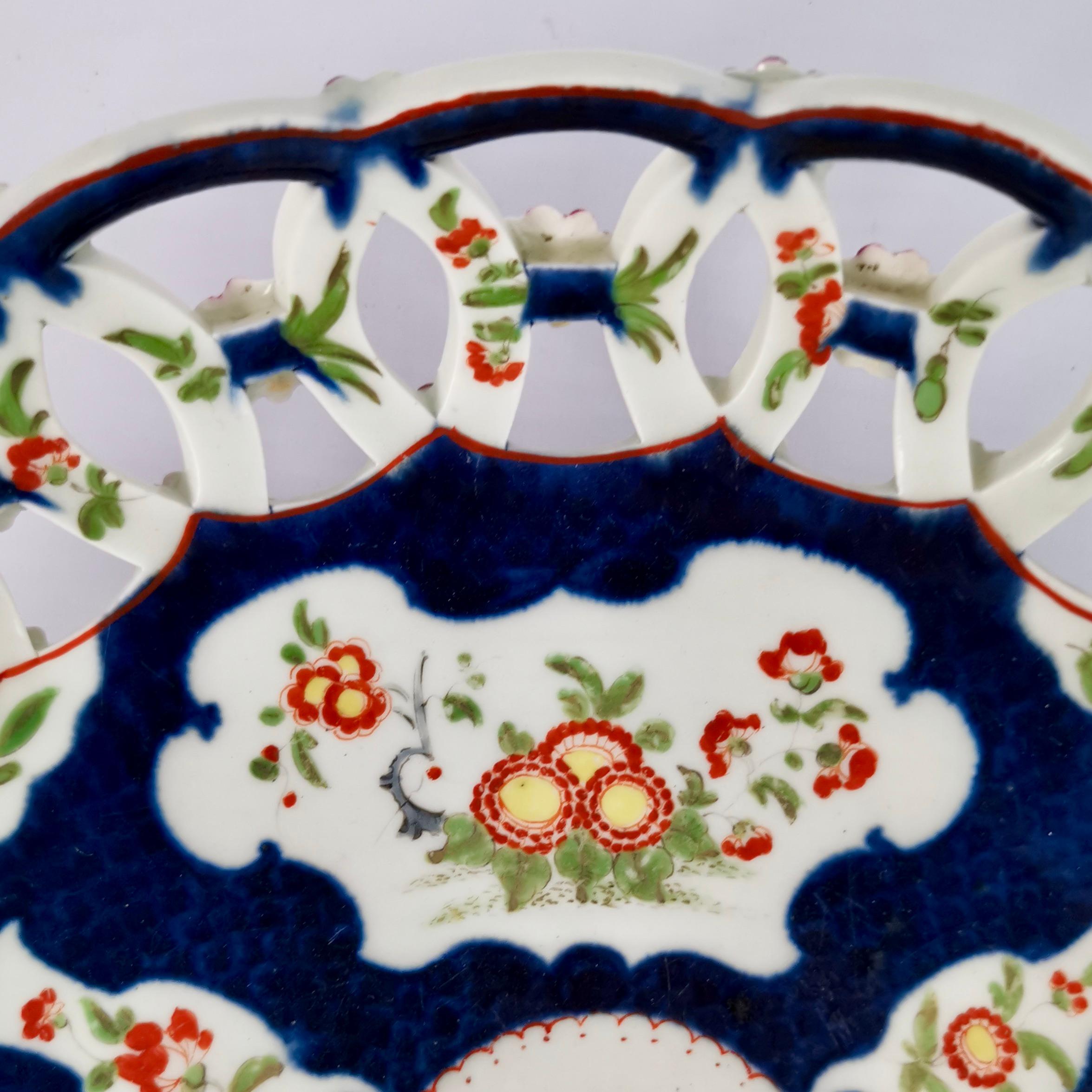 Panier en porcelaine percée de Worcester, Kakiemon japonais à écailles bleues, vers 1765 en vente 1