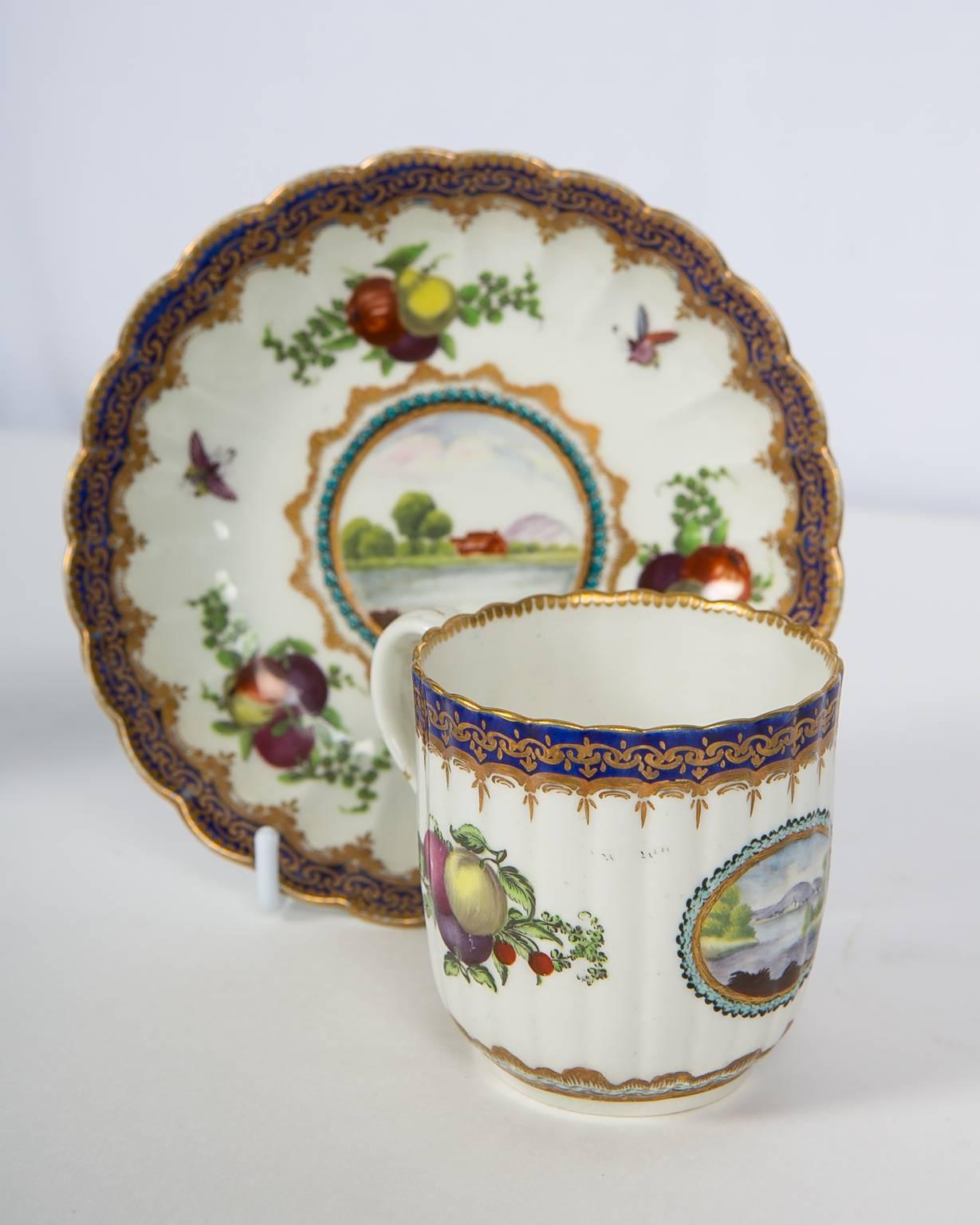 Anglais Paire de tasses et soucoupes en porcelaine de Worcester de la première période Angleterre Circa 1772 en vente