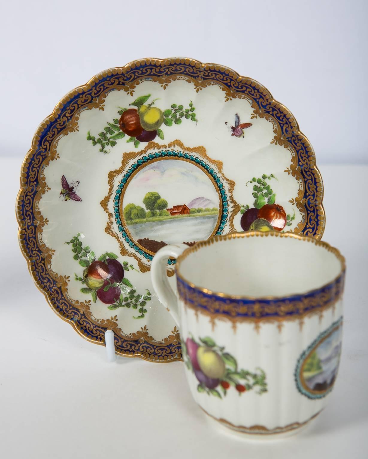 Paar Worcester-Porzellanbecher und Untertassen aus der ersten Periode, England um 1772 (Handbemalt) im Angebot