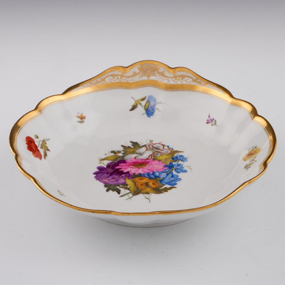 Heading : Worcester porcelain barr, Flight & Barr Shell Dish - William Billingsley
Date : 1808 - 1813
Period : George III
Marks : Impressed BFB and crown mark; stamped with crown, Prince of Wales feathers and text: BARR FLIGHT & BARR - Royal