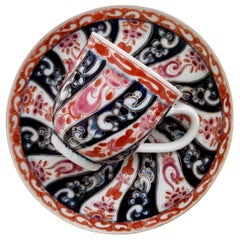 Tasse à café en porcelaine de Worcester, motif Reine Charlotte, rouge et bleu, vers 1770