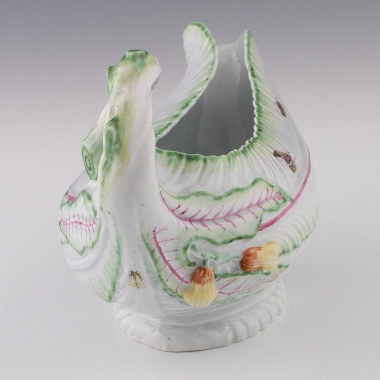 Milieu du XVIIIe siècle Worcester Porcelain Cos Moulded Sauce Boat c1757 en vente