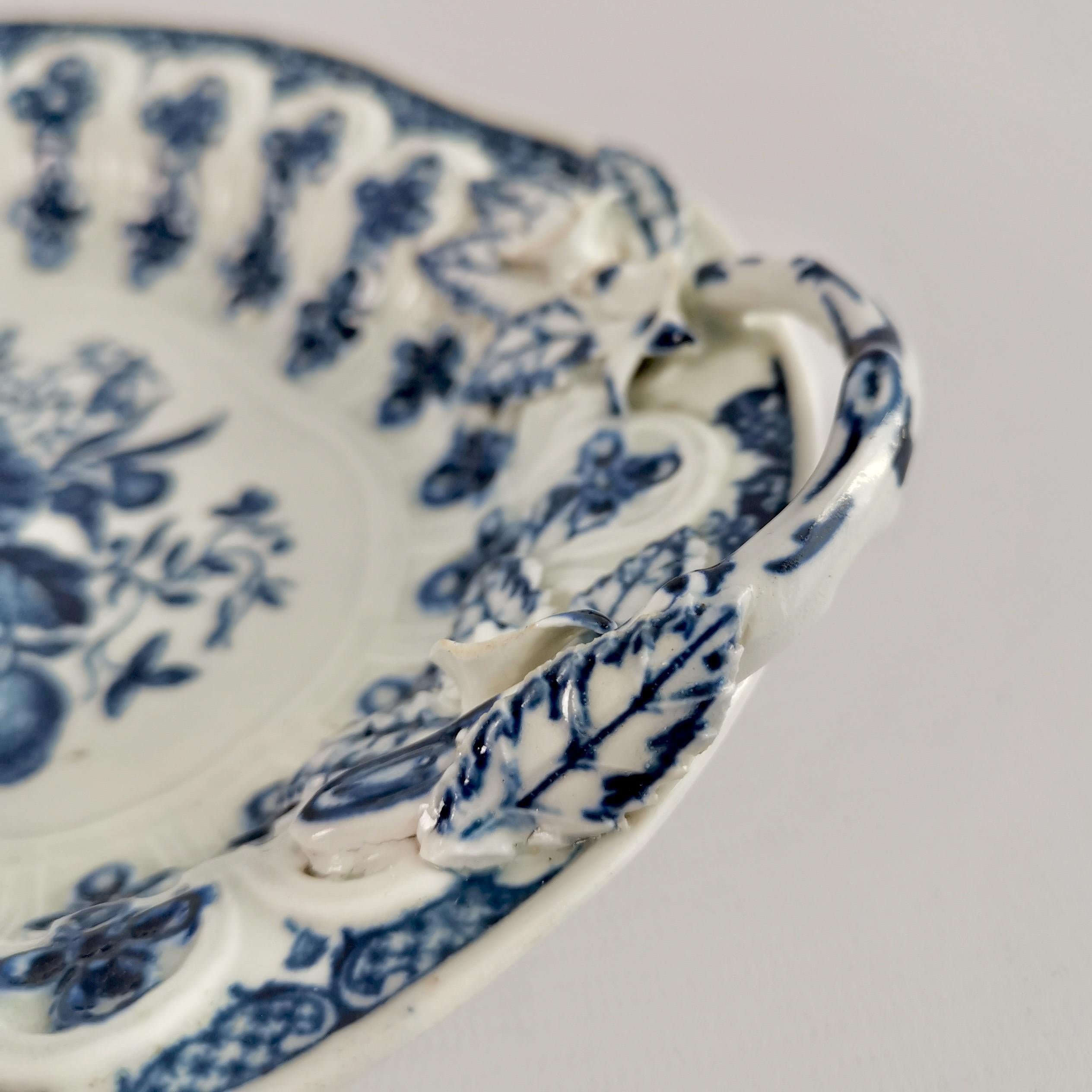 Worcester Porcelain Dish, Blue on White Pine Cone Pattern, circa 1770 In Good Condition In London, GB