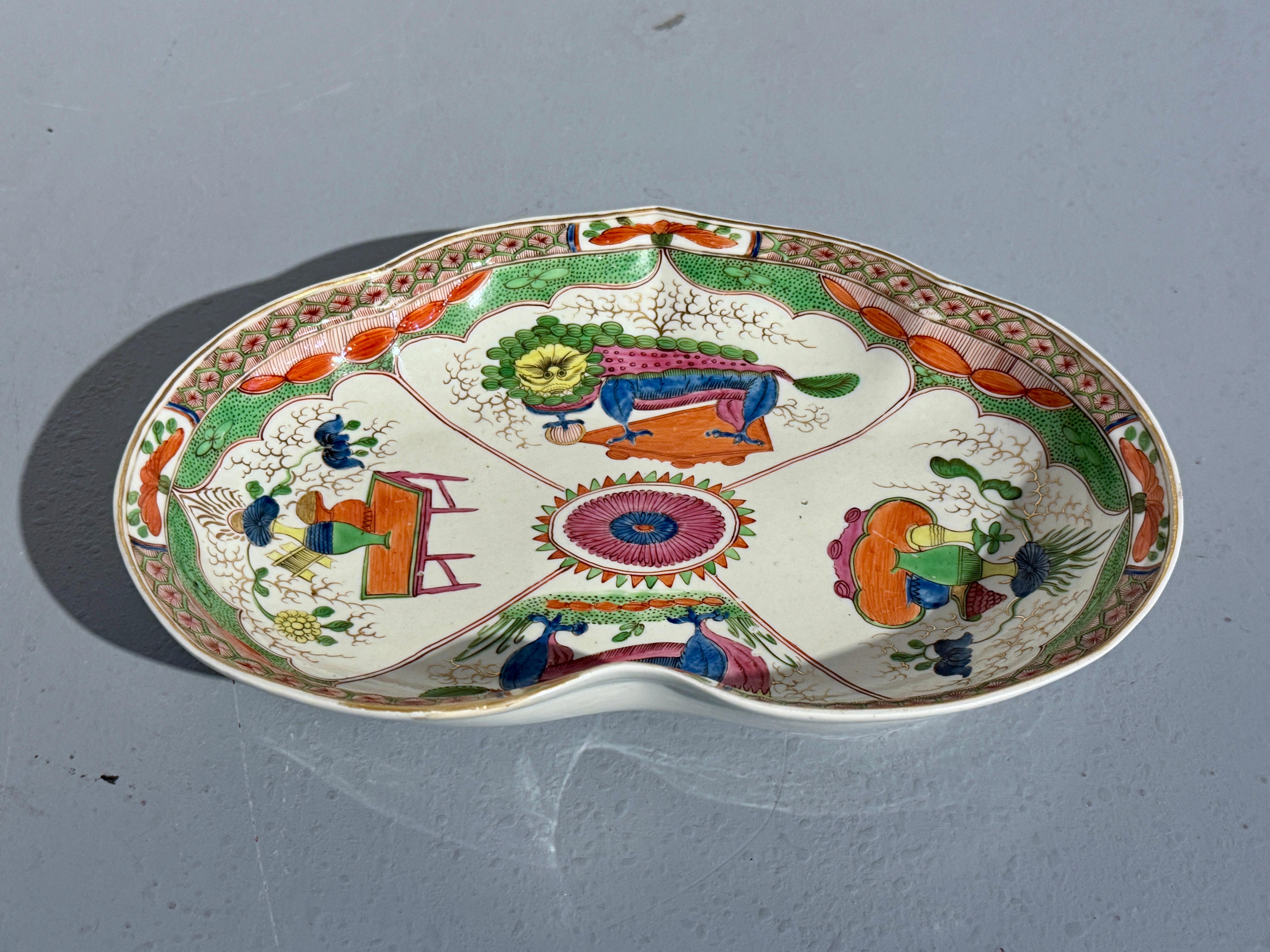Amusant et coloré plat en porcelaine tendre émaillée de Chamberlains Worcester 