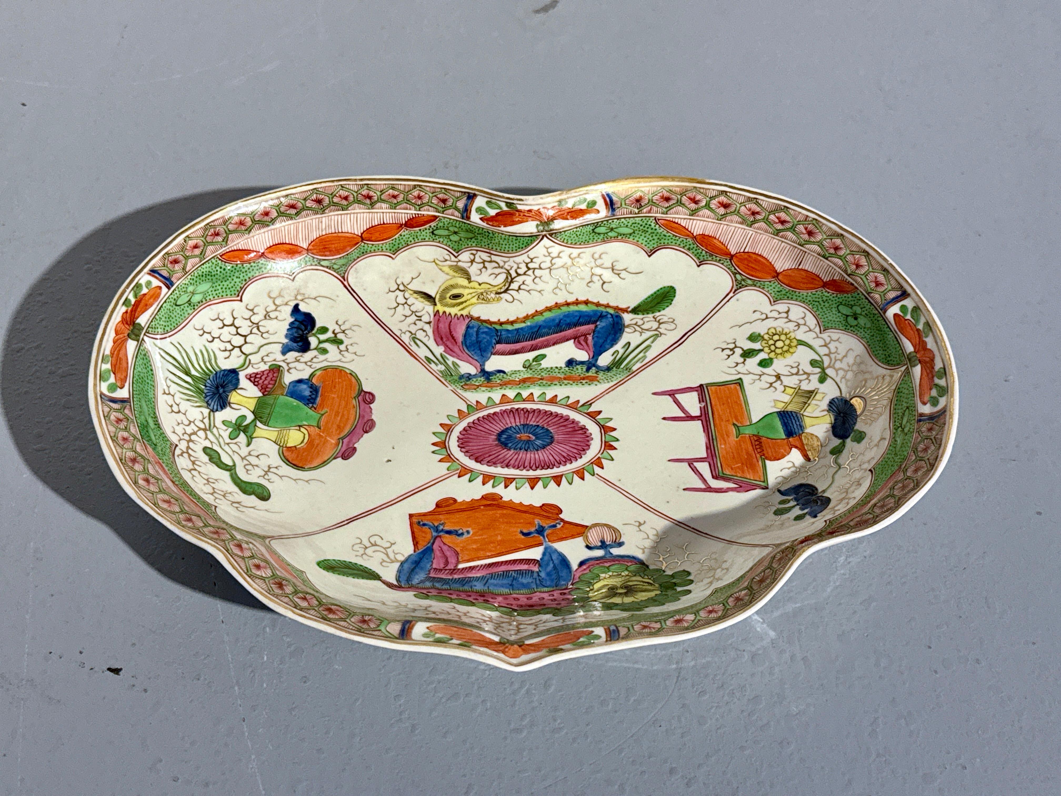 George III Plat en porcelaine de Worcester en forme de cœur, début du 19e siècle en vente