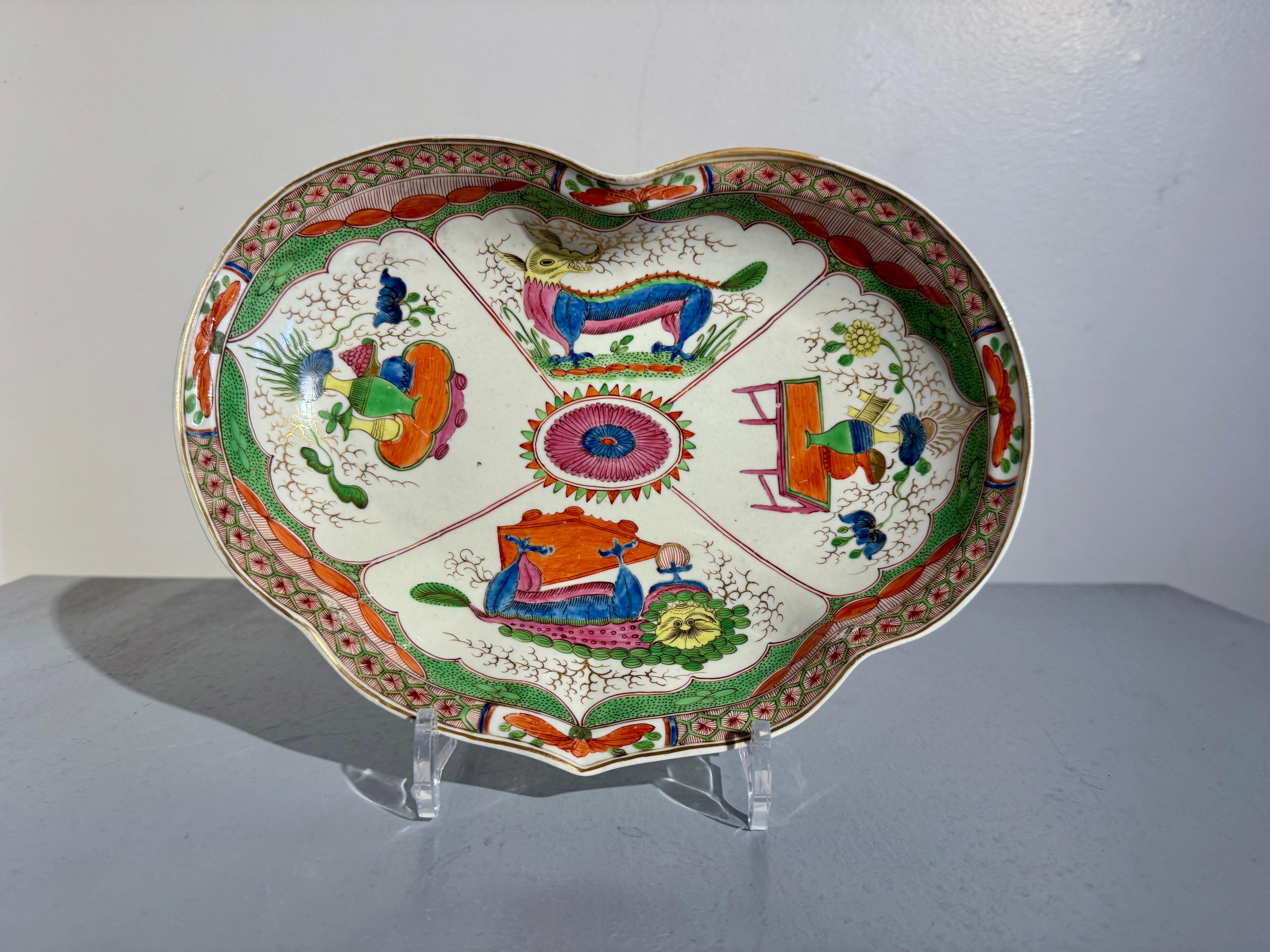 Anglais Plat en porcelaine de Worcester en forme de cœur, début du 19e siècle en vente