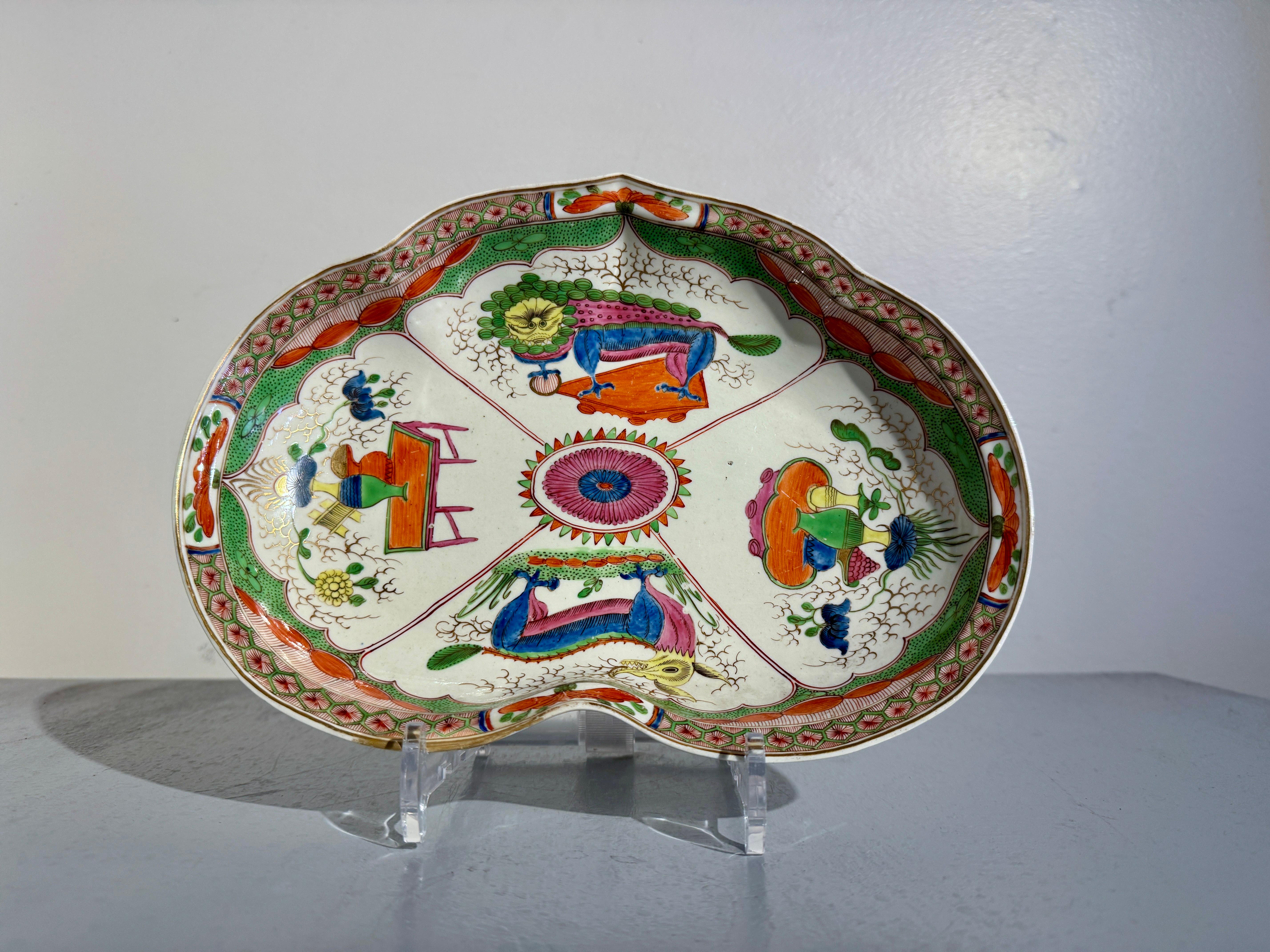 Peint à la main Plat en porcelaine de Worcester en forme de cœur, début du 19e siècle en vente