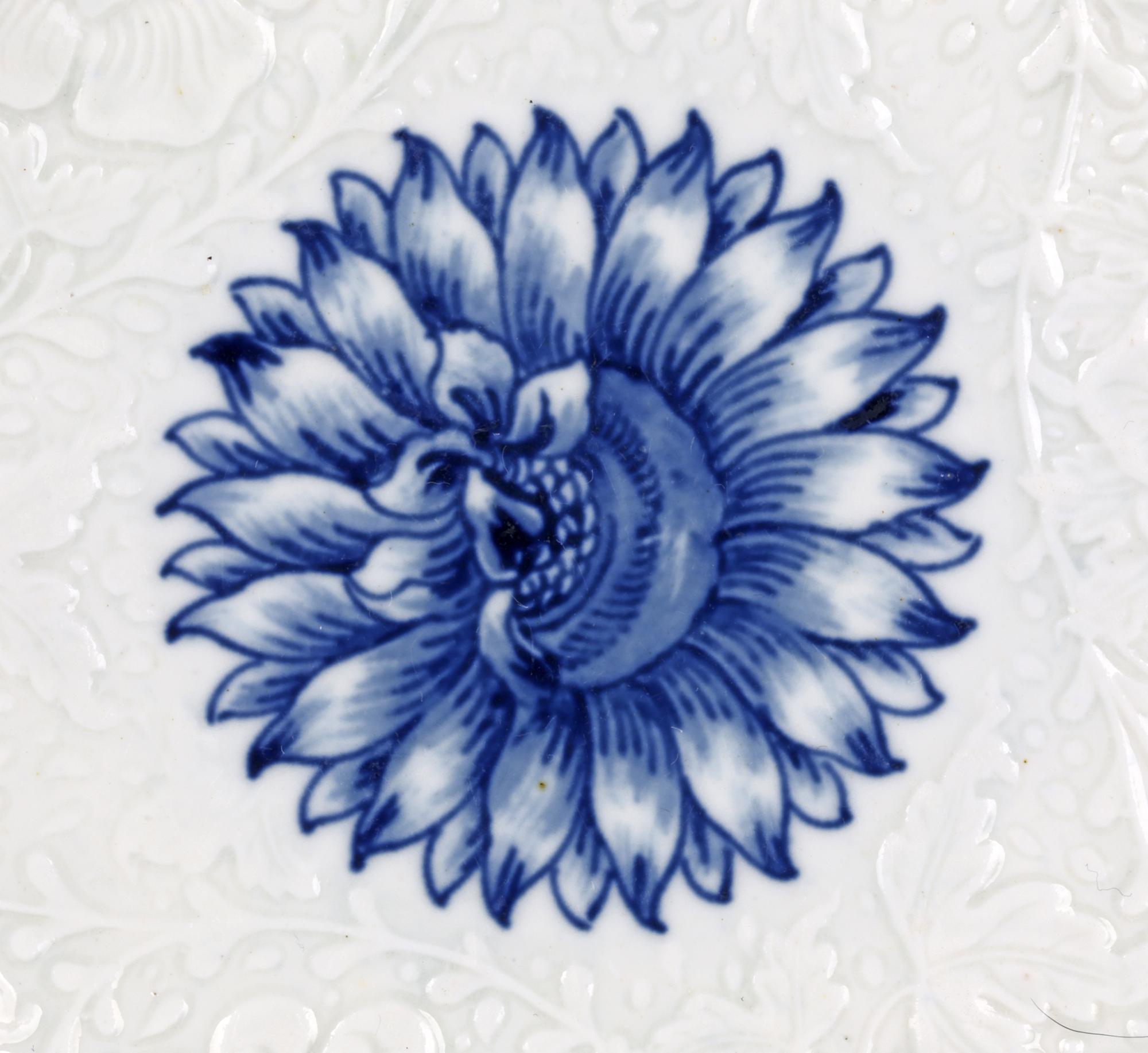 Originating from a private collection we offer this exceptional and very fine antique early Worcester porcelain saucer dish decorated in blue and white with a large Chrysanthemum flower dating between 1755 and 1760. The lightly made dish is of