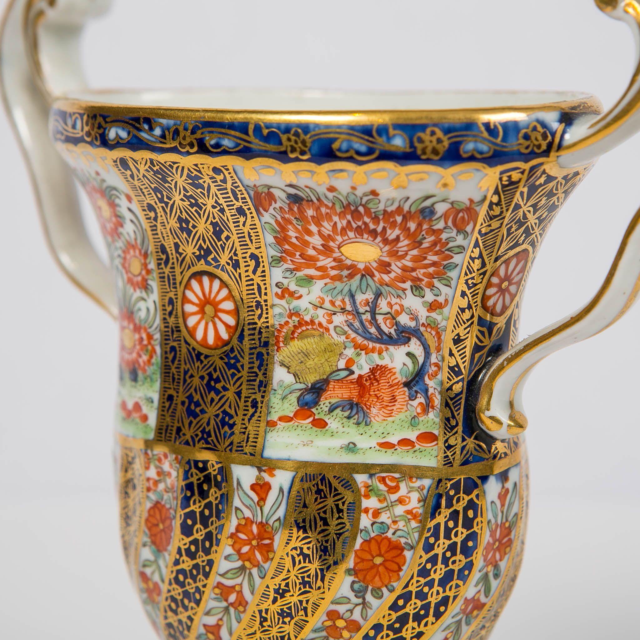 Why we love it the gilding, the colors, the artistry
We are excited to present this Worcester bud vase in the 