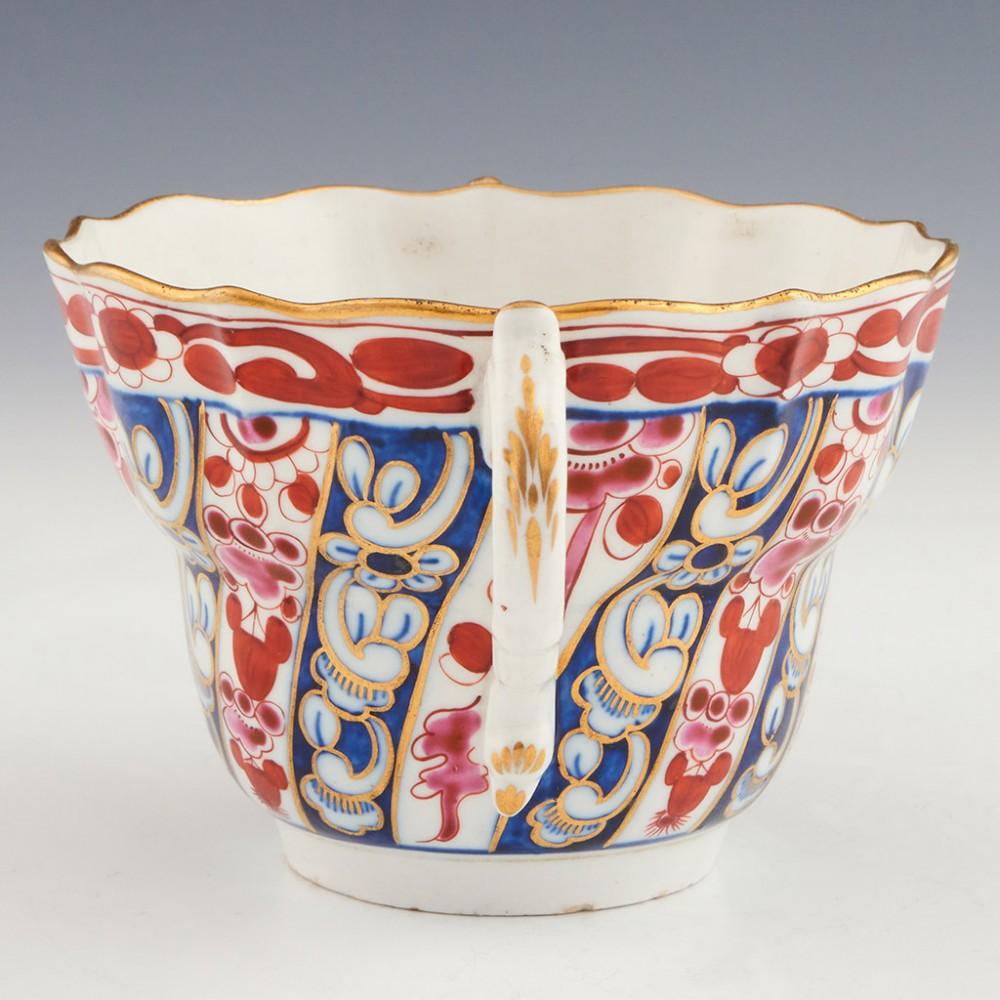 Porcelaine Tasse à chocolat et soucoupe en porcelaine de Worcester à motif Queen Charlotte, vers 1770 en vente