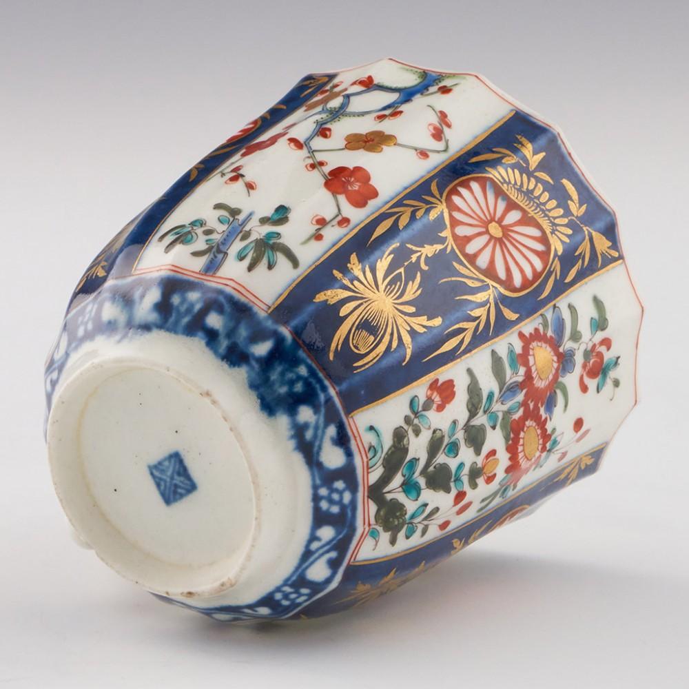 Tasse à café et soucoupe cannelée en porcelaine de Worcester à motif Queen's, vers 1775 en vente 3