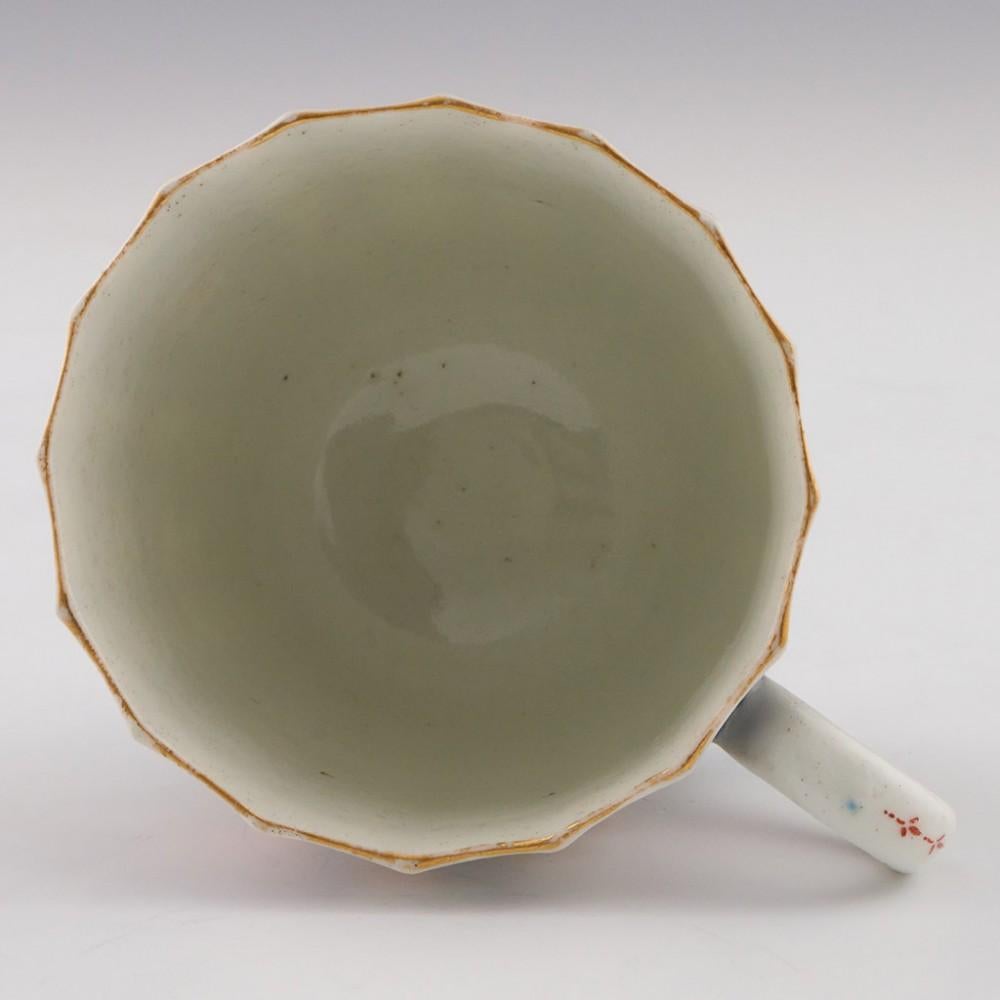 Tasse à café et soucoupe cannelée en porcelaine de Worcester à motif Queen's, vers 1775 en vente 4