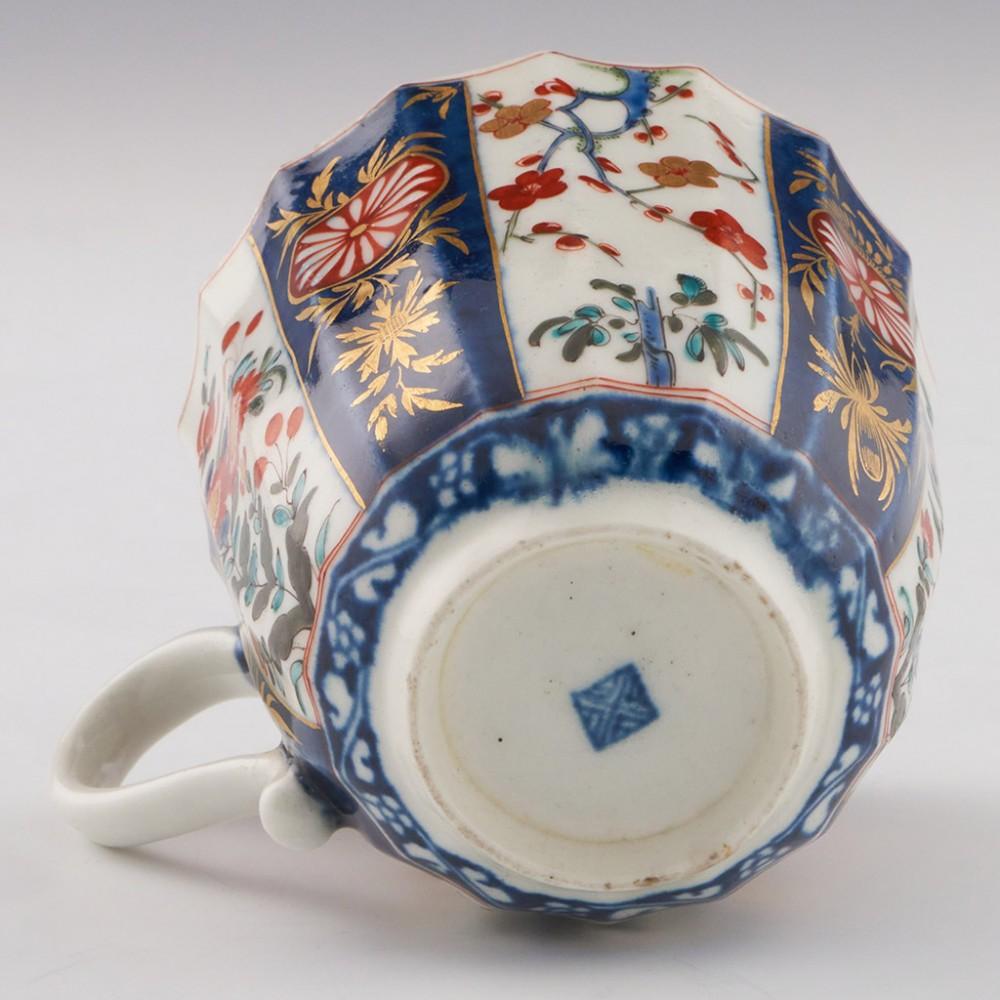 Tasse à café et soucoupe cannelée en porcelaine de Worcester à motif Queen's, vers 1775 en vente 5