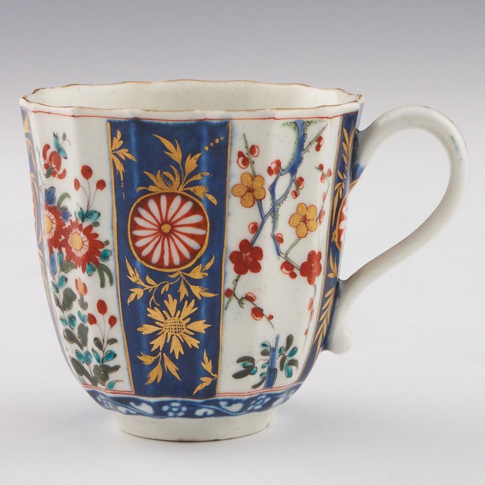 Tasse à café et soucoupe cannelée en porcelaine de Worcester à motif Queen's, vers 1775 Bon état - En vente à Tunbridge Wells, GB