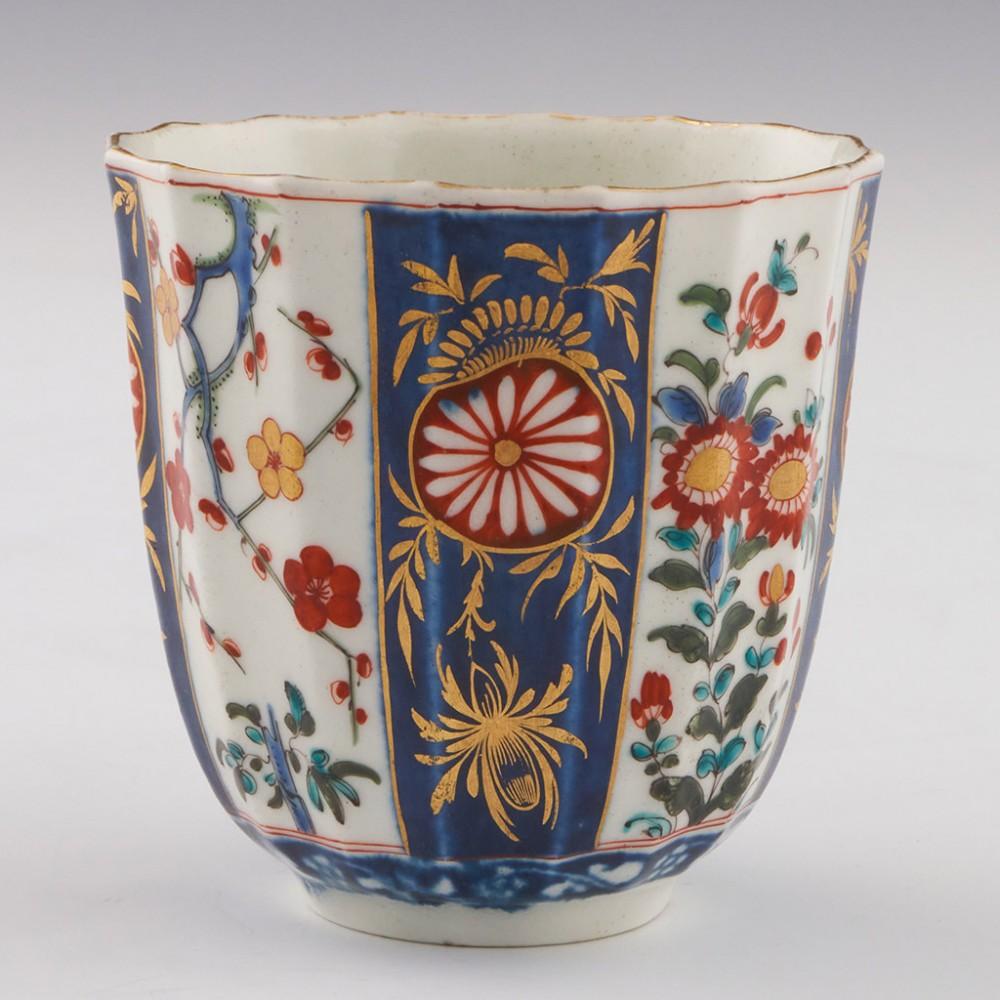 Fin du XVIIIe siècle Tasse à café et soucoupe cannelée en porcelaine de Worcester à motif Queen's, vers 1775 en vente