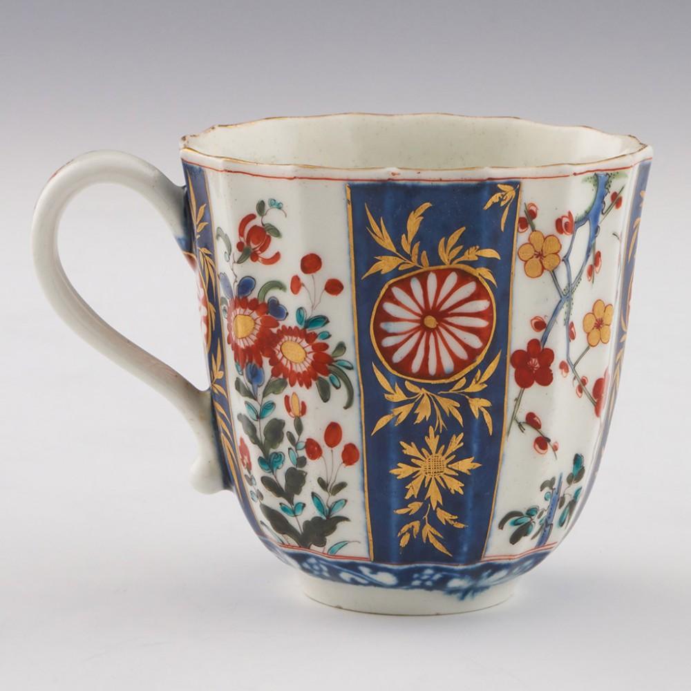 Porcelaine Tasse à café et soucoupe cannelée en porcelaine de Worcester à motif Queen's, vers 1775 en vente