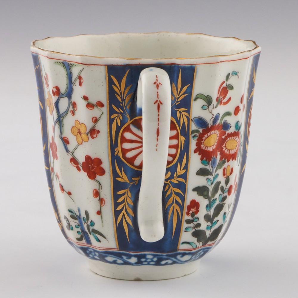 Tasse à café et soucoupe cannelée en porcelaine de Worcester à motif Queen's, vers 1775 en vente 1