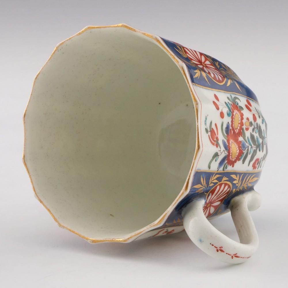 Tasse à café et soucoupe cannelée en porcelaine de Worcester à motif Queen's, vers 1775 en vente 2
