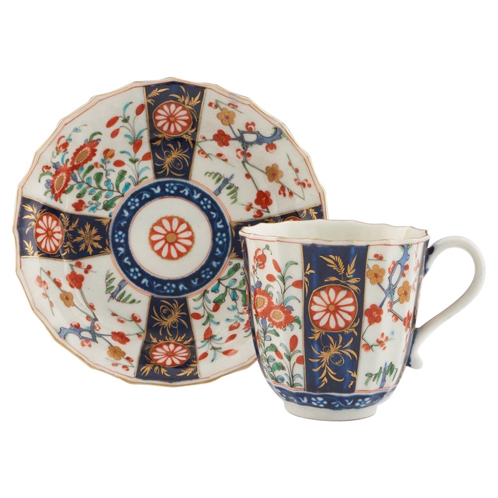Tazza da caffè e piattino scanalati in porcellana di Worcester con motivo Queens c1775 in vendita
