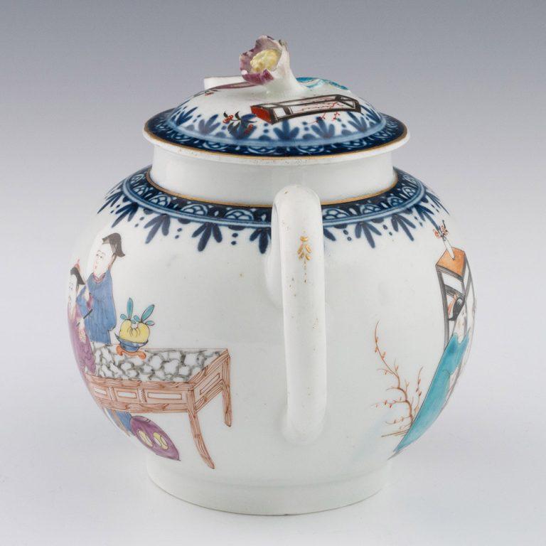 Worcester Porcelain Teapot Chinese Figural Decoration In Good Condition For Sale In Tunbridge Wells, GB