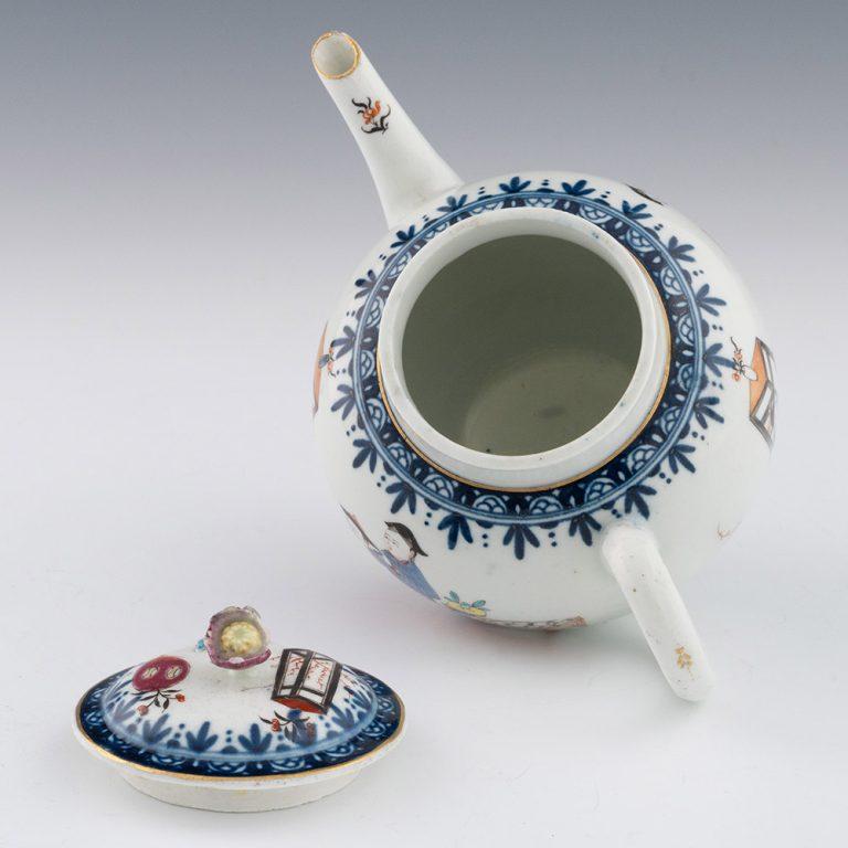 Late 18th Century Worcester Porcelain Teapot Chinese Figural Decoration For Sale