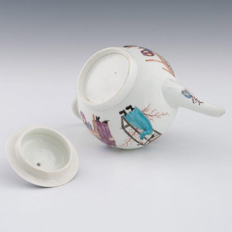 Worcester Porcelain Teapot Chinese Figural Decoration For Sale 1
