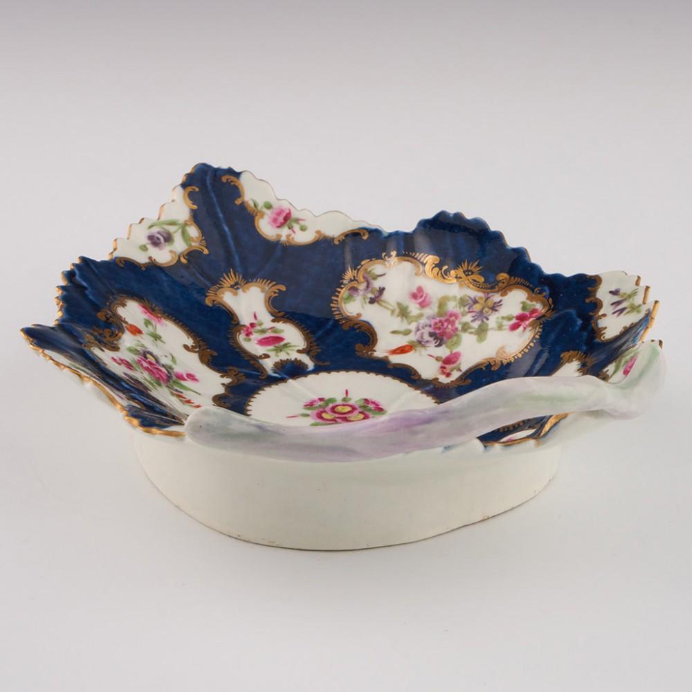 Britannique Plat à feuilles en porcelaine de Worcester à manche en forme de brindille et à écailles bleues vers 1775 en vente