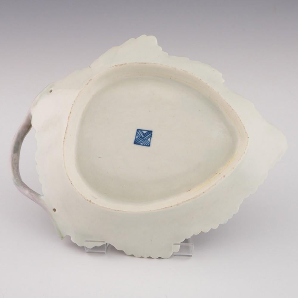 Plat à feuilles en porcelaine de Worcester à manche en forme de brindille et à écailles bleues vers 1775 Bon état - En vente à Tunbridge Wells, GB