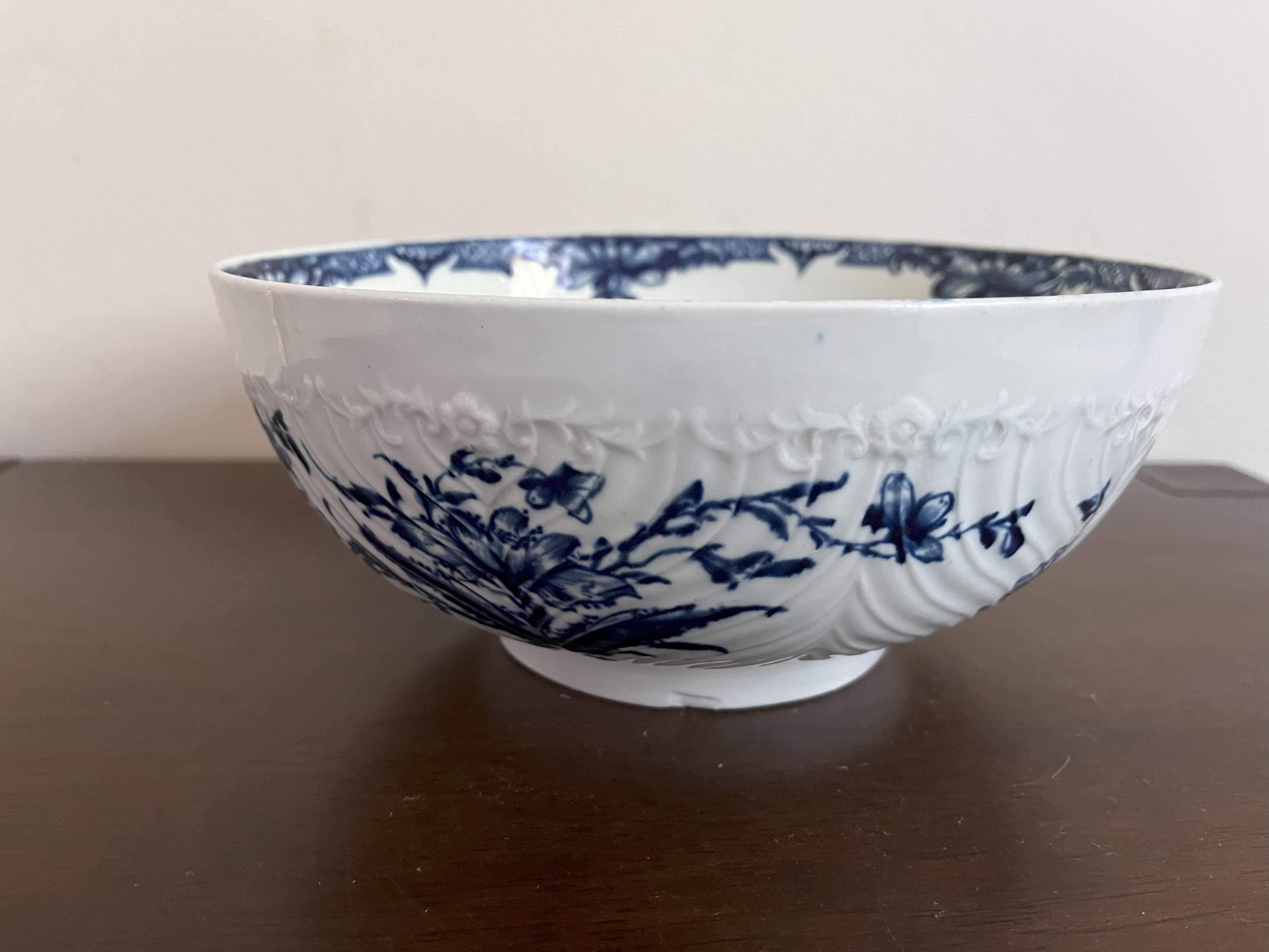 Worcester punch bowl, feather moulded floral pattern, circa 1765 For Sale 3