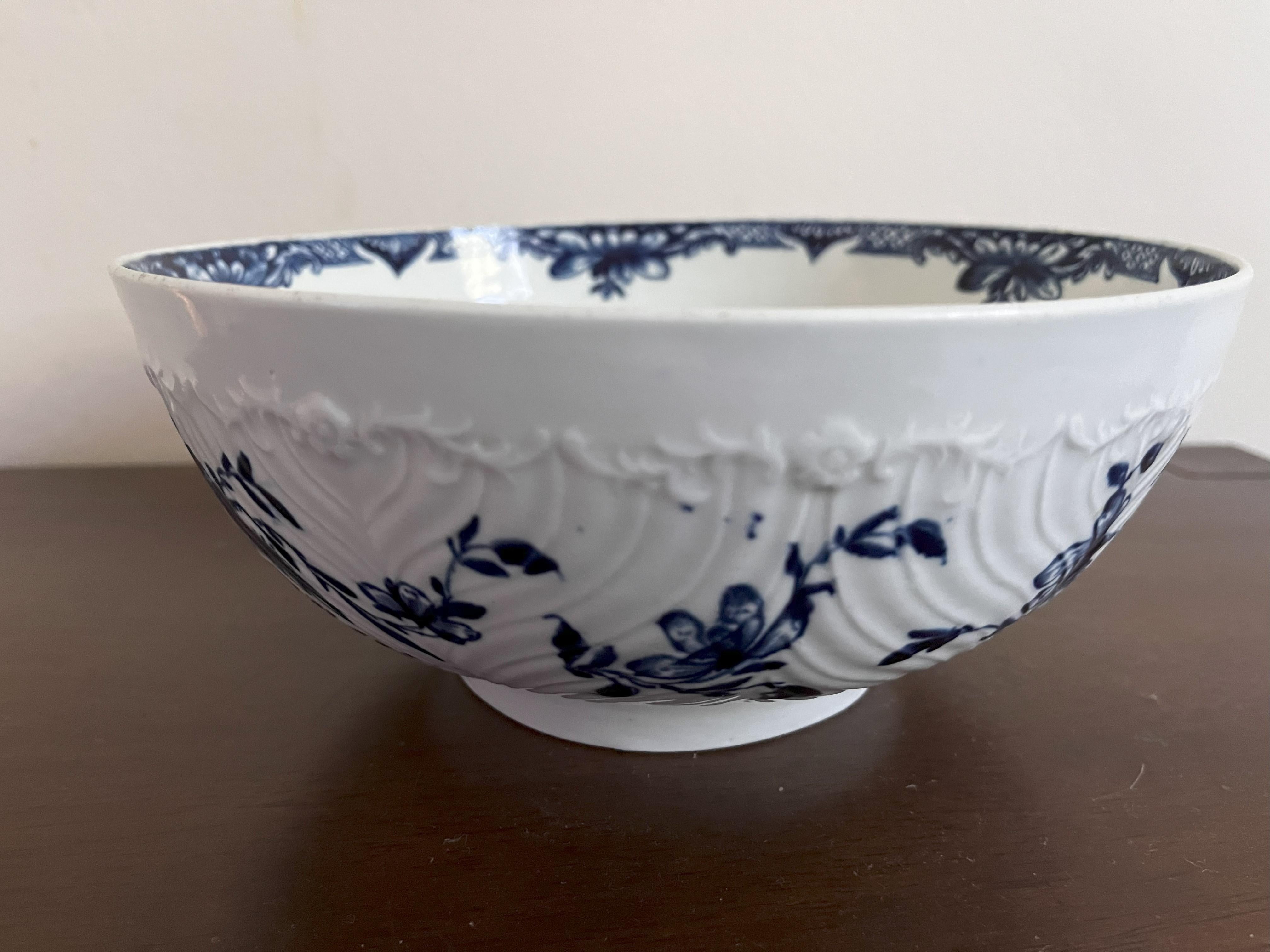 Hand-Crafted Worcester punch bowl, feather moulded floral pattern, circa 1765 For Sale