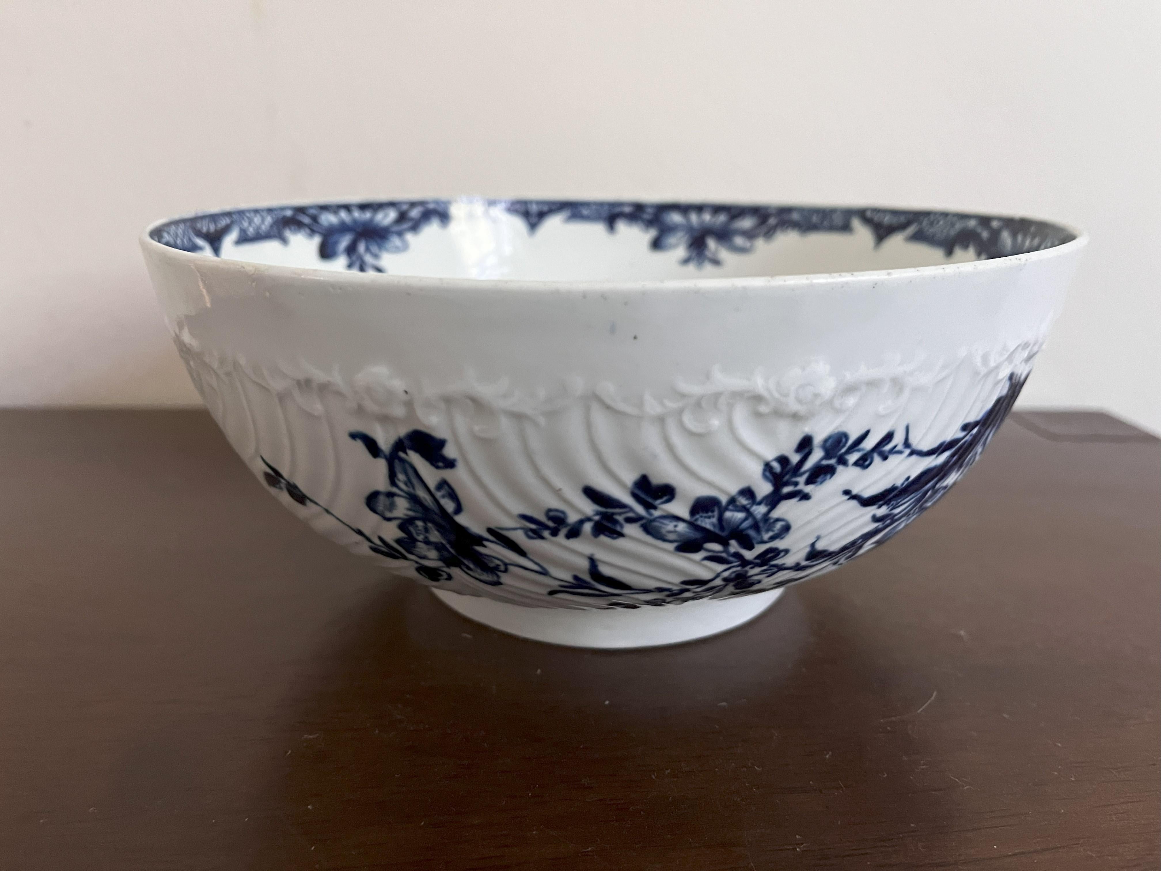 Porcelain Worcester punch bowl, feather moulded floral pattern, circa 1765 For Sale