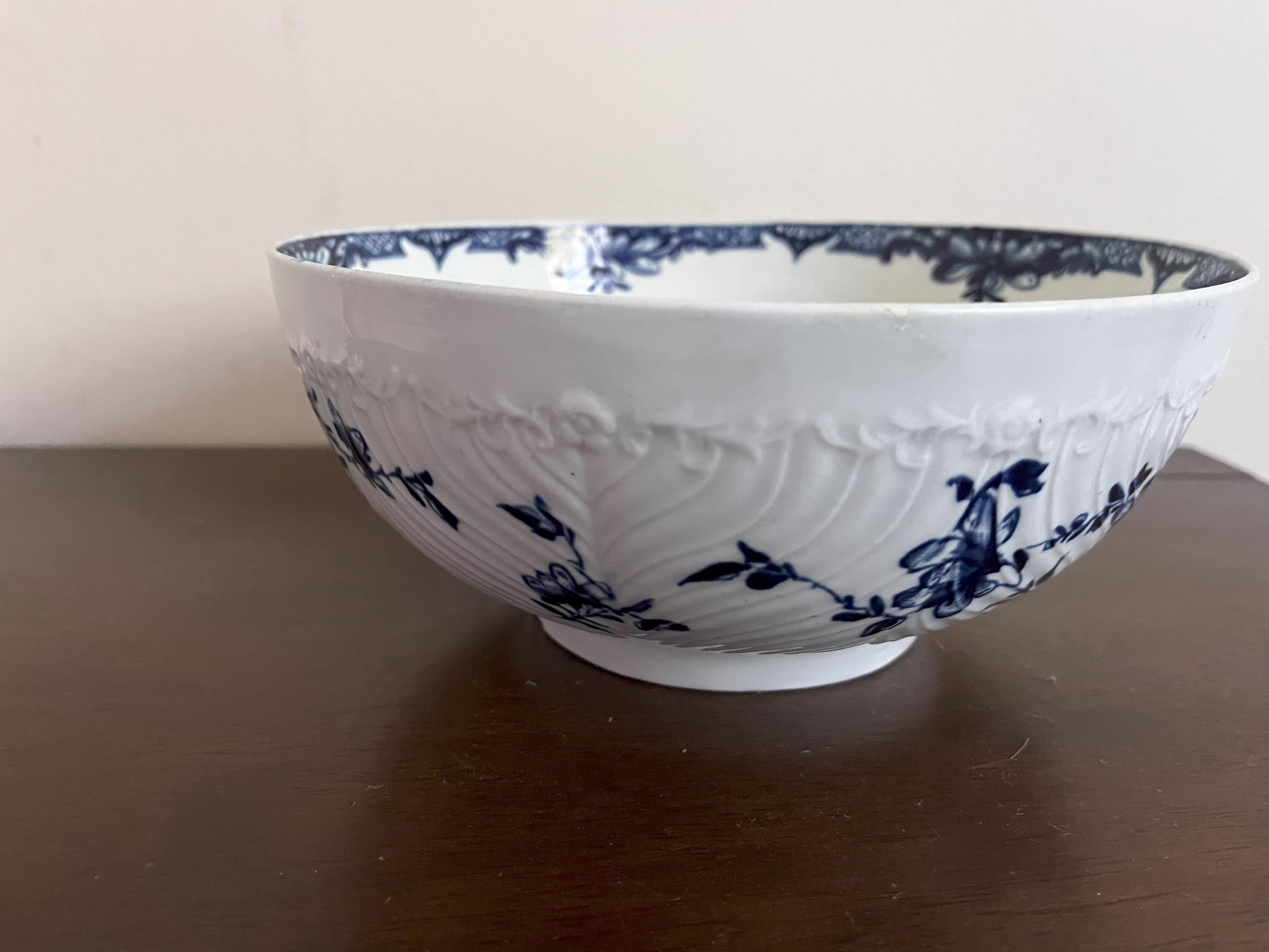 Worcester punch bowl, feather moulded floral pattern, circa 1765 For Sale 1