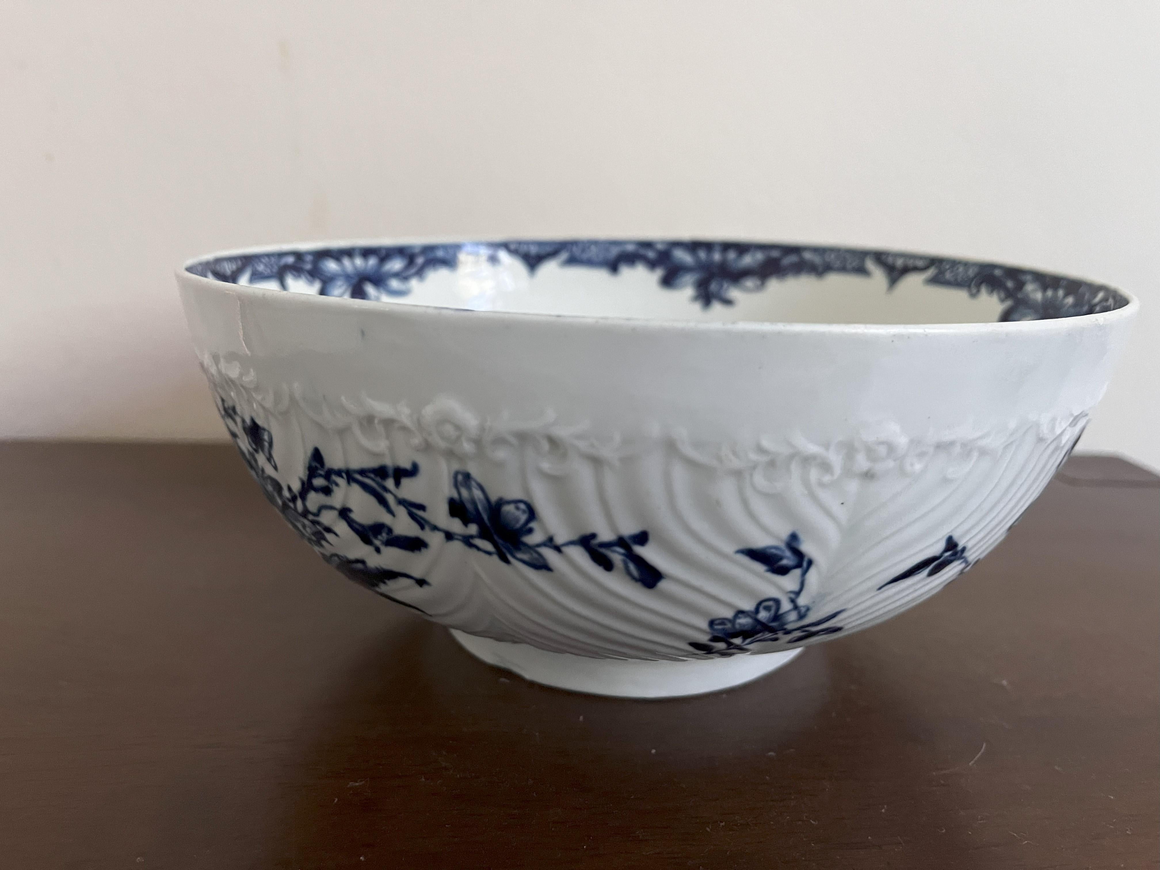 Worcester punch bowl, feather moulded floral pattern, circa 1765 For Sale 2