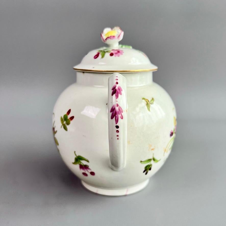 George III Worcester Small Globular Teapot with Cover, Flower Sprays, ca 1770