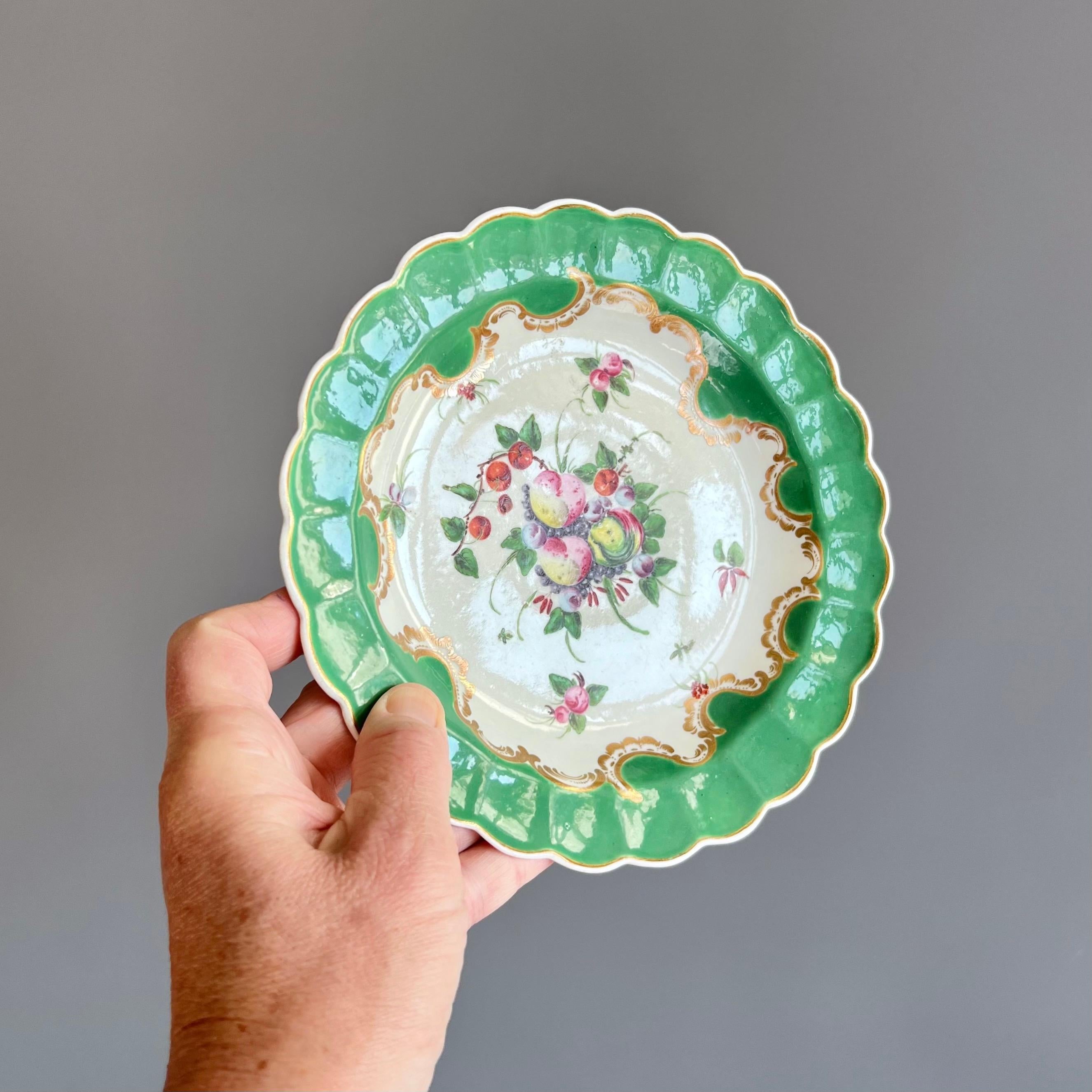 Se trata de un hermoso plato hondo pequeño fabricado por Worcester hacia 1770 en su periodo Primero o 