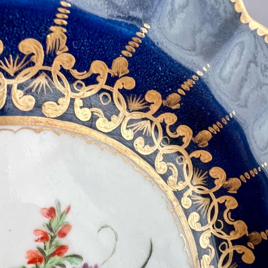 Petite assiette lobée Worcester, bleu humide avec gerbe de fleurs, vers 1770 3