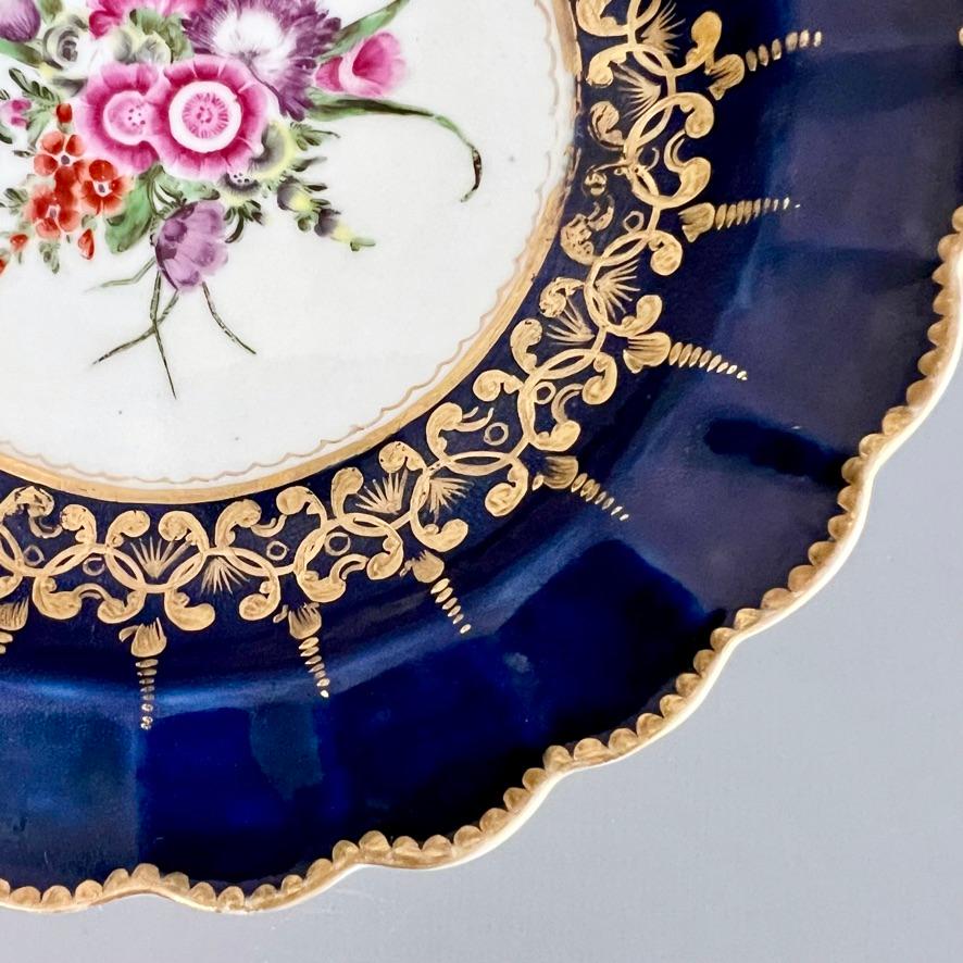 Porcelaine Petite assiette lobée Worcester, bleu humide avec gerbe de fleurs, vers 1770
