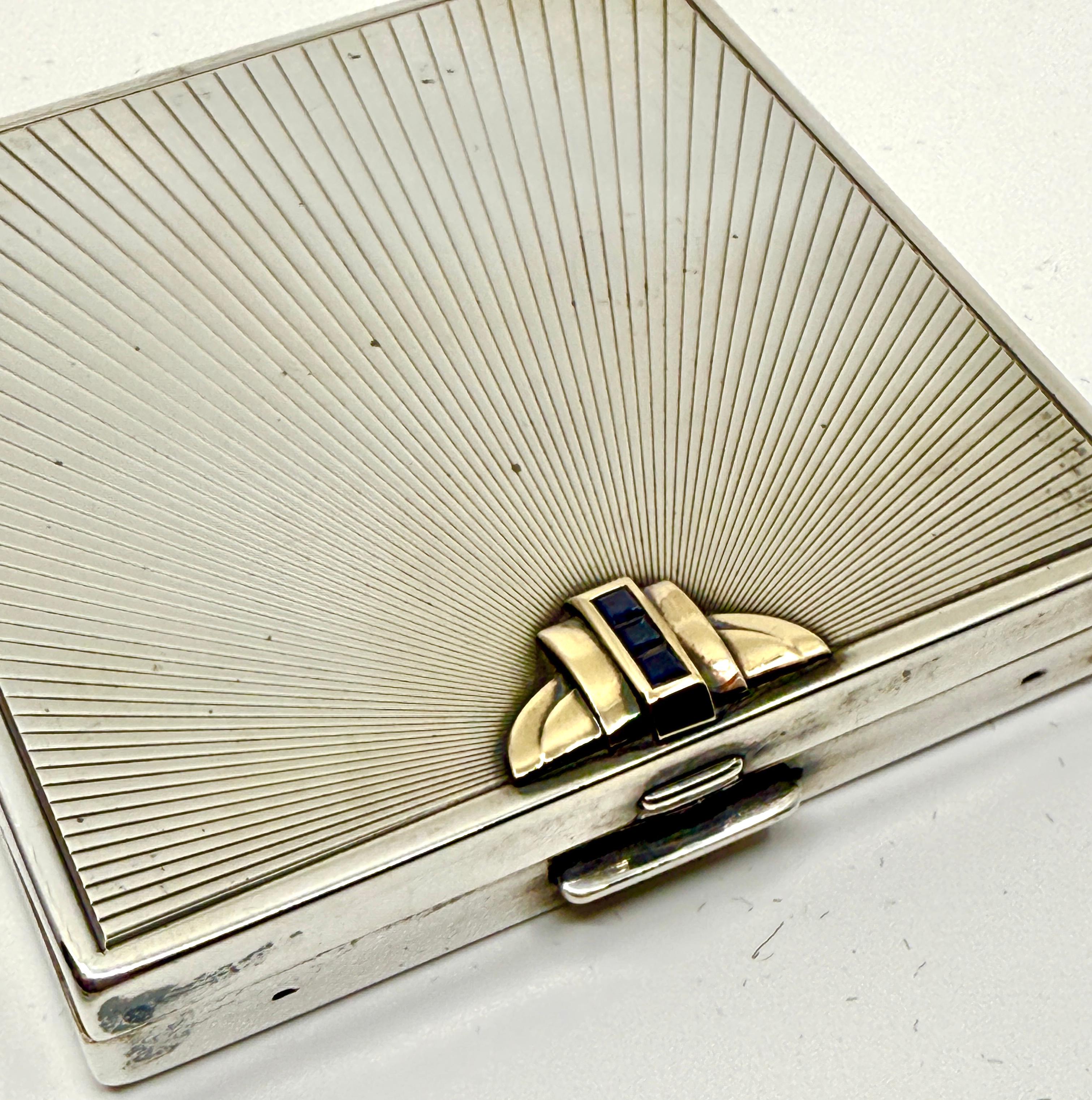 Sculpté à la main Compact en argent, or 14k et saphir de Wordley, Allsopp & Bliss des années 1920 en vente