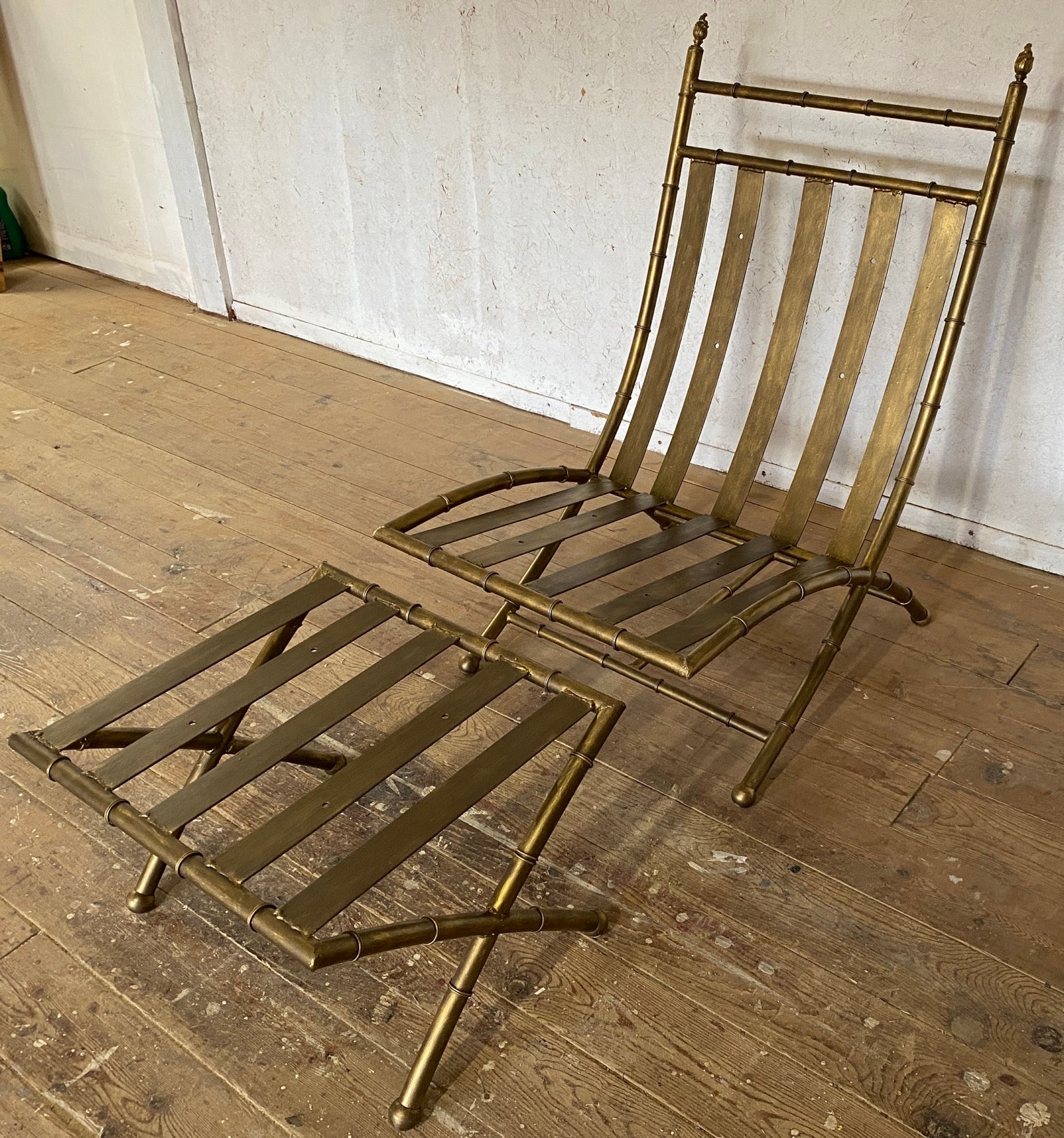 Bringen Sie Stil in jeden Raum mit diesem Hollywood Regency Maison Jansen-Sessel aus goldfarbenem Metall mit Bambusimitat und passender Ottomane. Dieser wunderbare Stuhl und Fußhocker eignet sich perfekt für den Innen- oder Außenbereich, auf einer