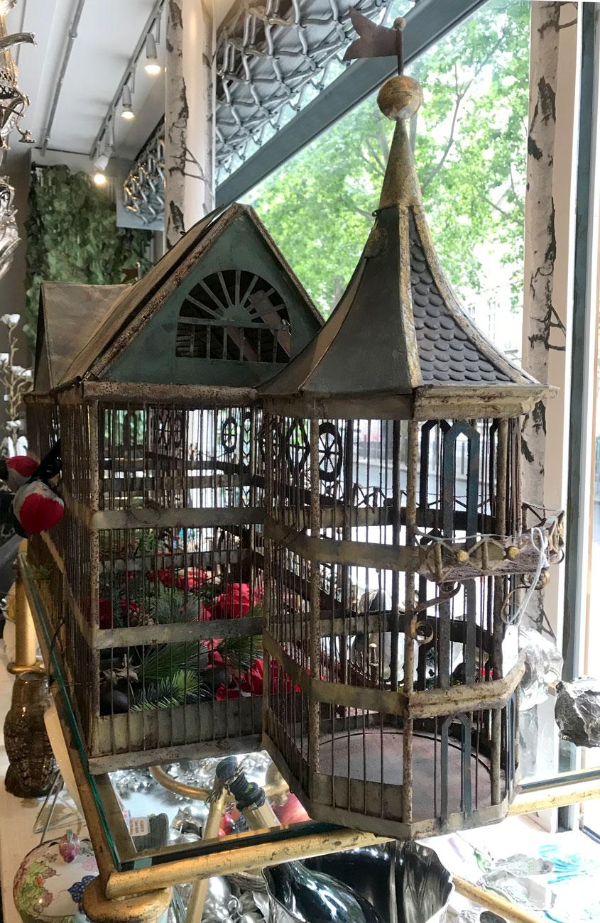 Cuit Œuvre d'art en forme de cage d'oiseau réalisée par l'équipe de Craft Compagnon comme un château romantique du 19e siècle. en vente
