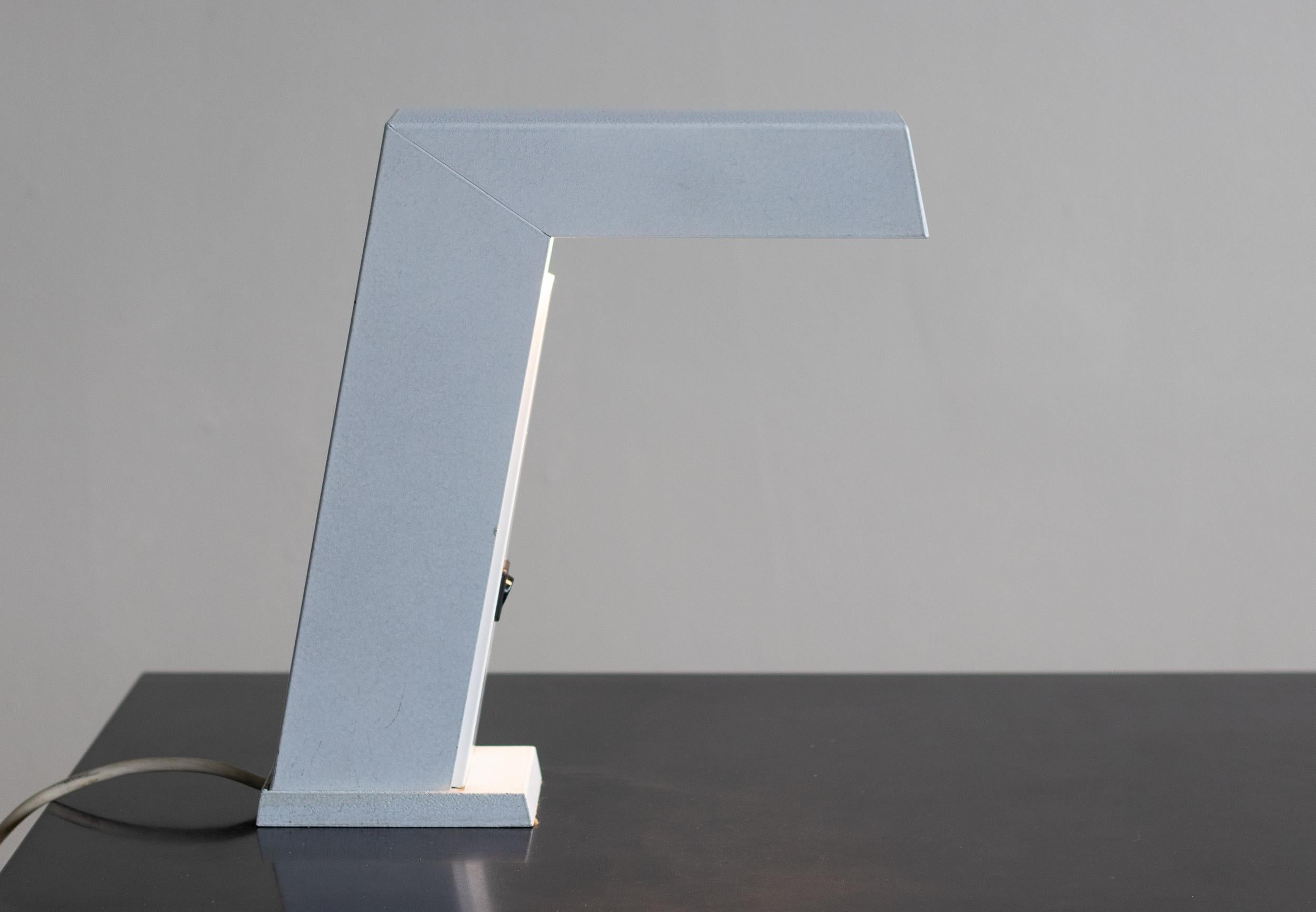 Lampe de bureau halogène minimaliste 'Work Sun' fabriquée par Euro Licht.
Fabriqué en 1983, en bon état.

Cette superbe lampe de bureau compléterait à merveille un buffet Florence Knoll de la même époque ou un bureau du maître danois Finn Juhls.
