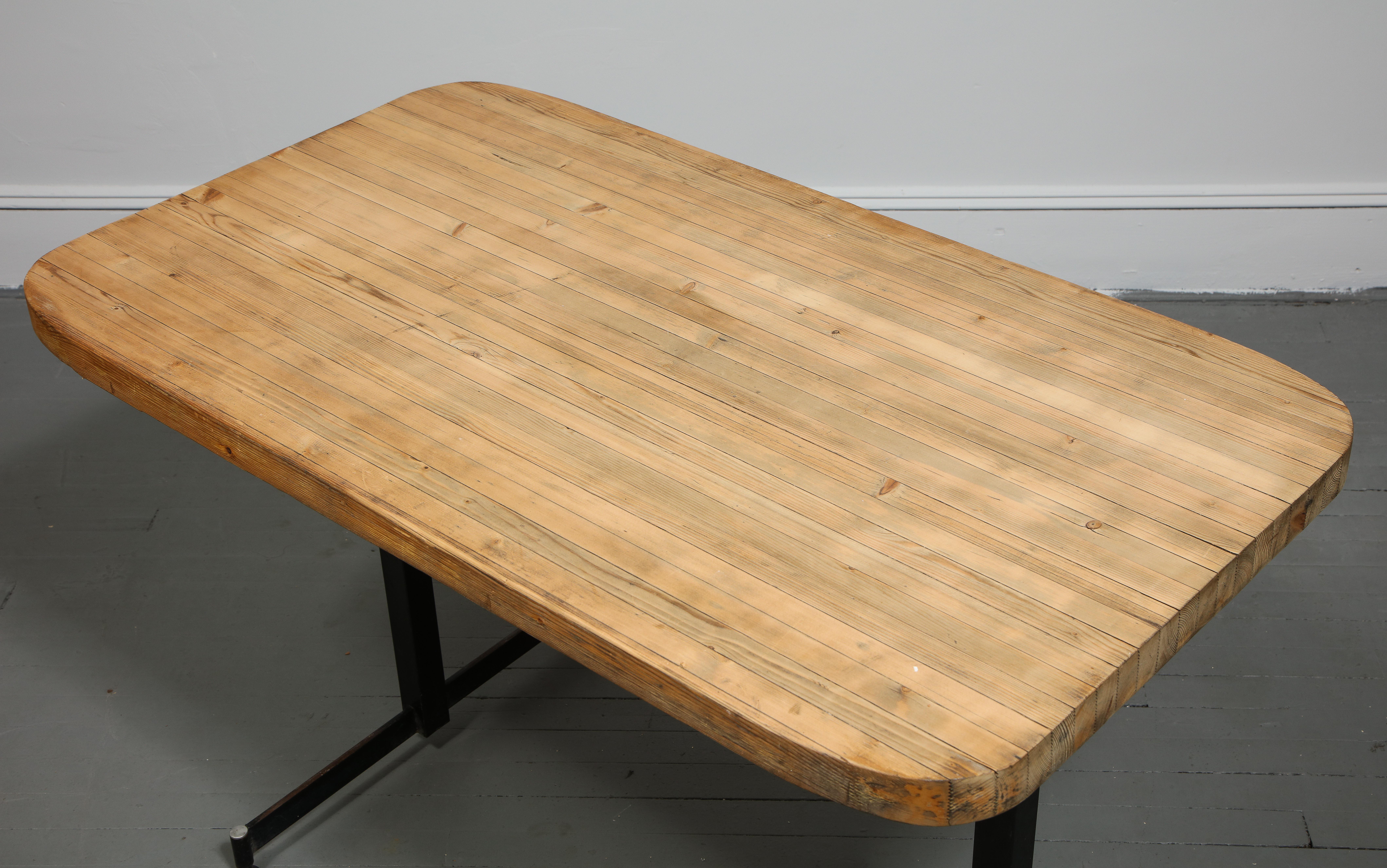 Pine Work Table Attributed to Charlotte Perriand, France, c. 1960s For Sale 4