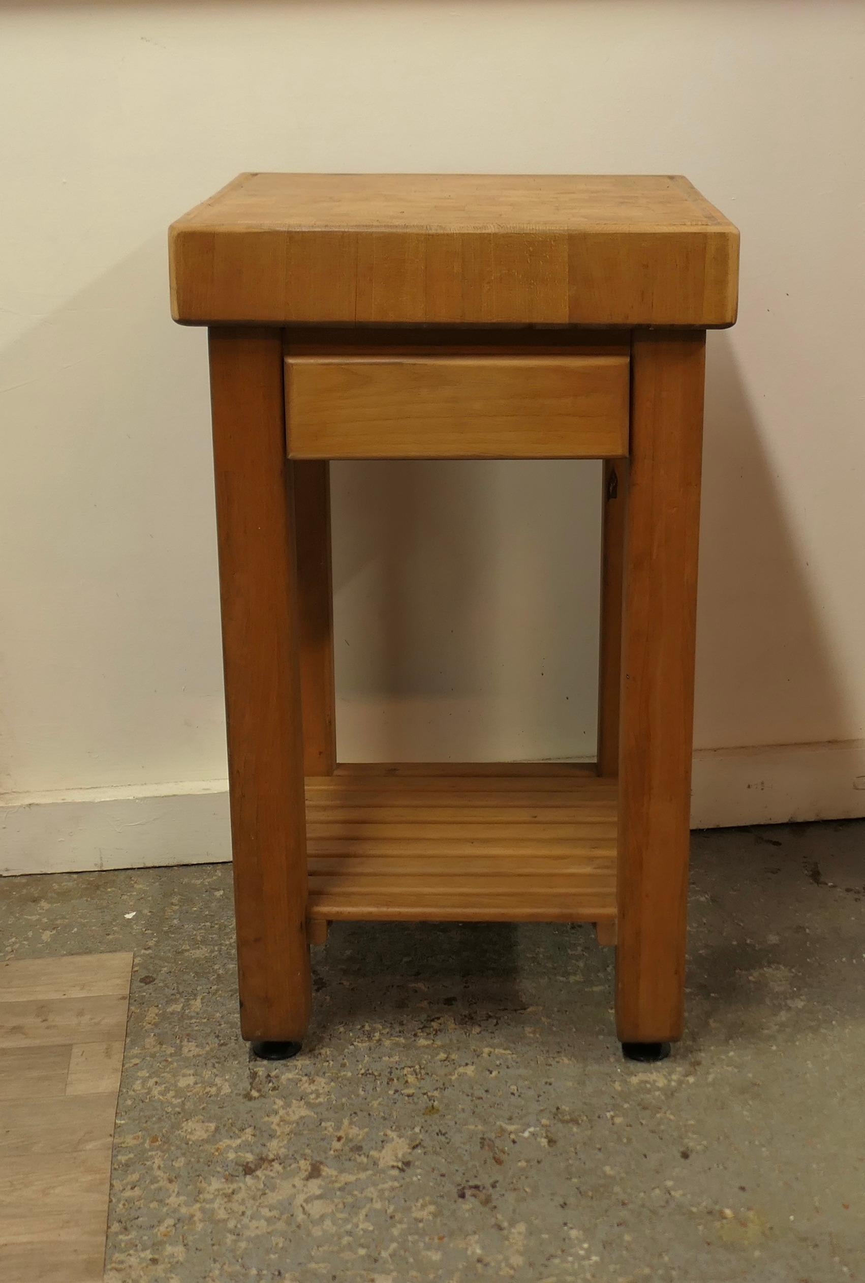  Mesa de trabajo, tabla de cortar, isla de cocina, antigüedad industrial 

Esta es una buena pieza robusta para cualquiera que quiera un lugar de trabajo robusto, la tabla de cortar, está hecha con madera de haya, está colocada sobre patas cuadradas