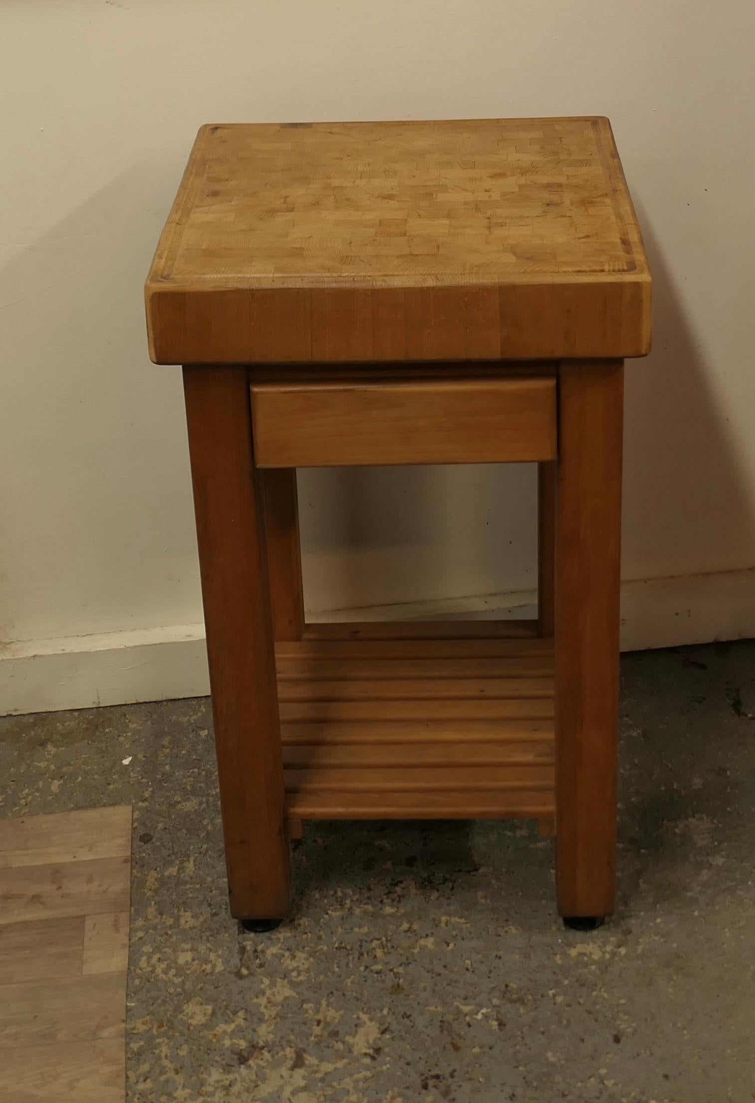 Mesa de trabajo, tabla de cortar, isla de cocina, antigüedad industrial   Esta es una buena Industrial en venta